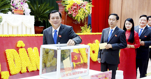 Các đại biểu bỏ phiếu bầu Ban Chấp hành Đảng bộ huyện Đất Đỏ, nhiệm kỳ 2020-2025.