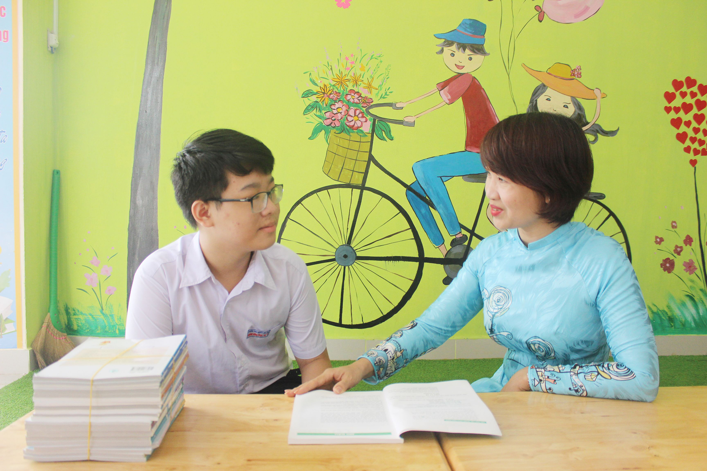 Hoàng Đình Trực và cô Nguyễn Thị Thu Hường, GV bộ môn Vật lý.