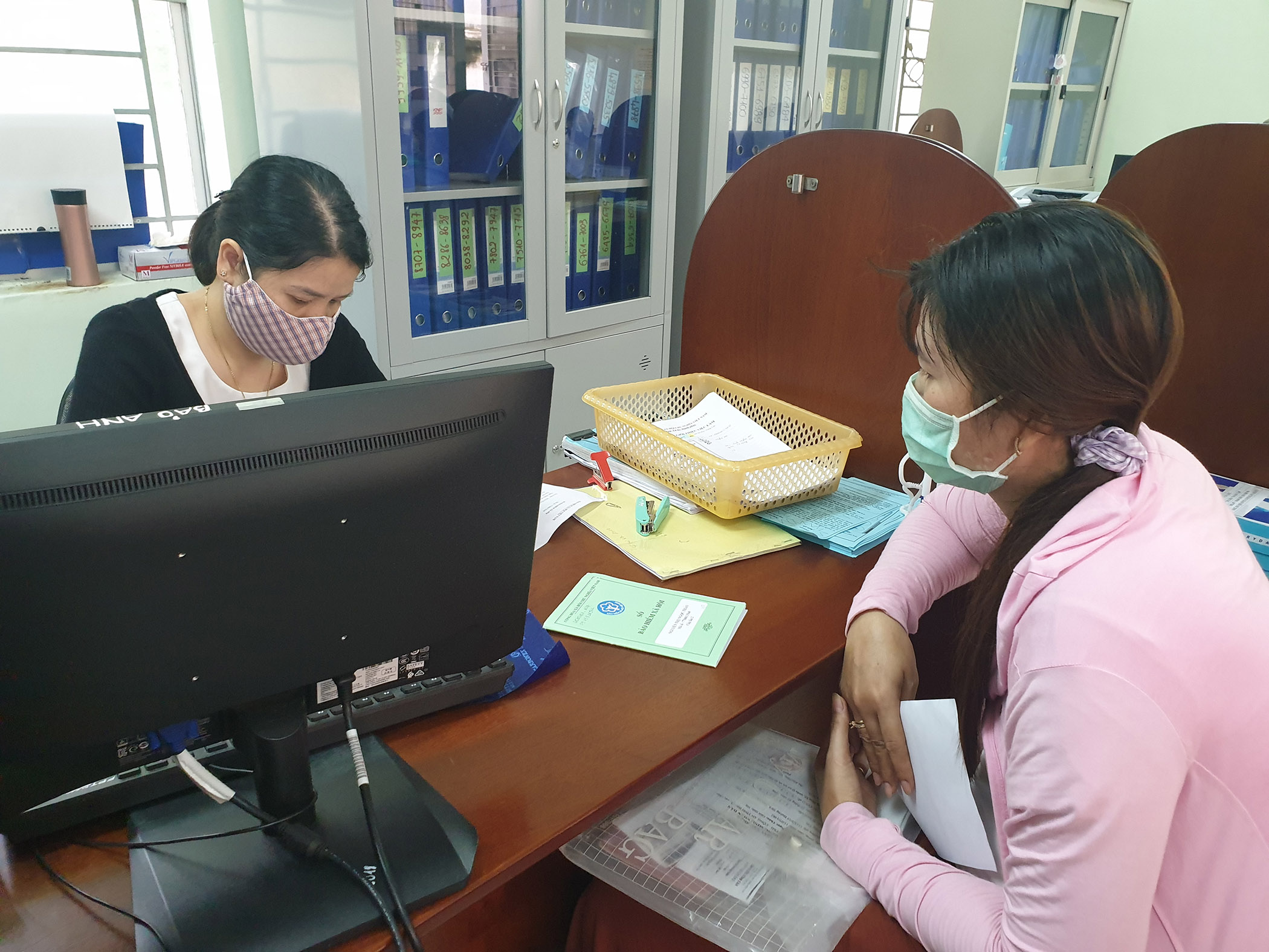 NLĐ làm thủ tục hưởng BHTN tại Trung tâm Dịch vụ việc làm tỉnh.