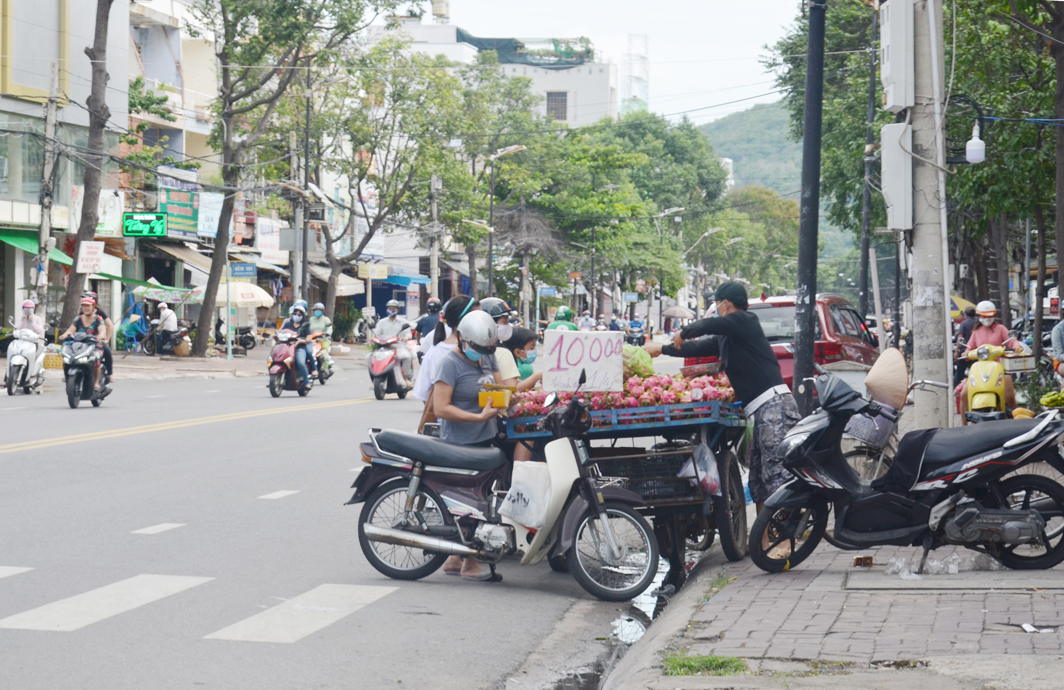 Tuyến đường từ chung cư Nam Kỳ Khởi Nghĩa đến chợ Vũng Tàu bị người dân lấn chiếm lòng đường, vỉa hè làm nơi buôn bán.