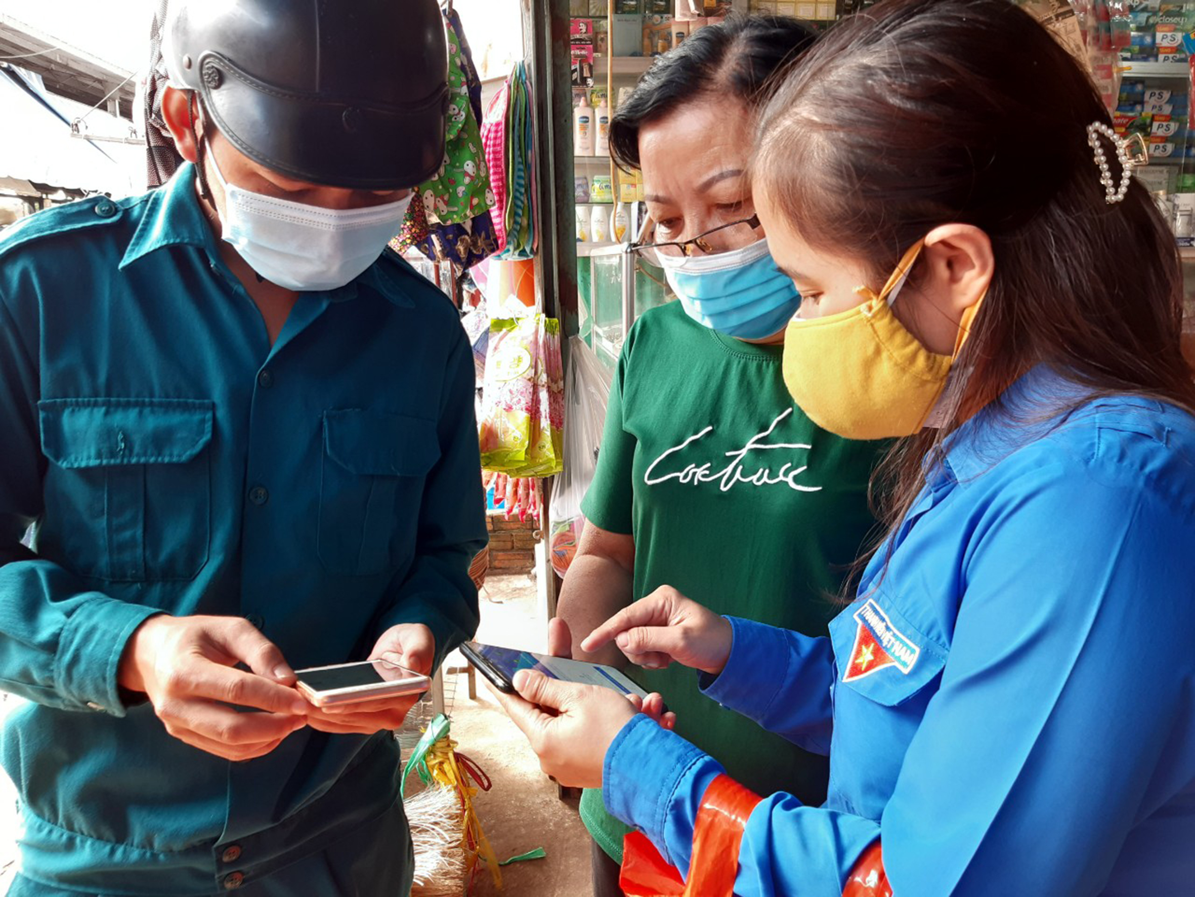 ĐVTN huyện Xuyên Mộc hướng dẫn tiểu thương chợ Xuyên Mộc cài đặt, sử dụng phần mềm Bluezone.