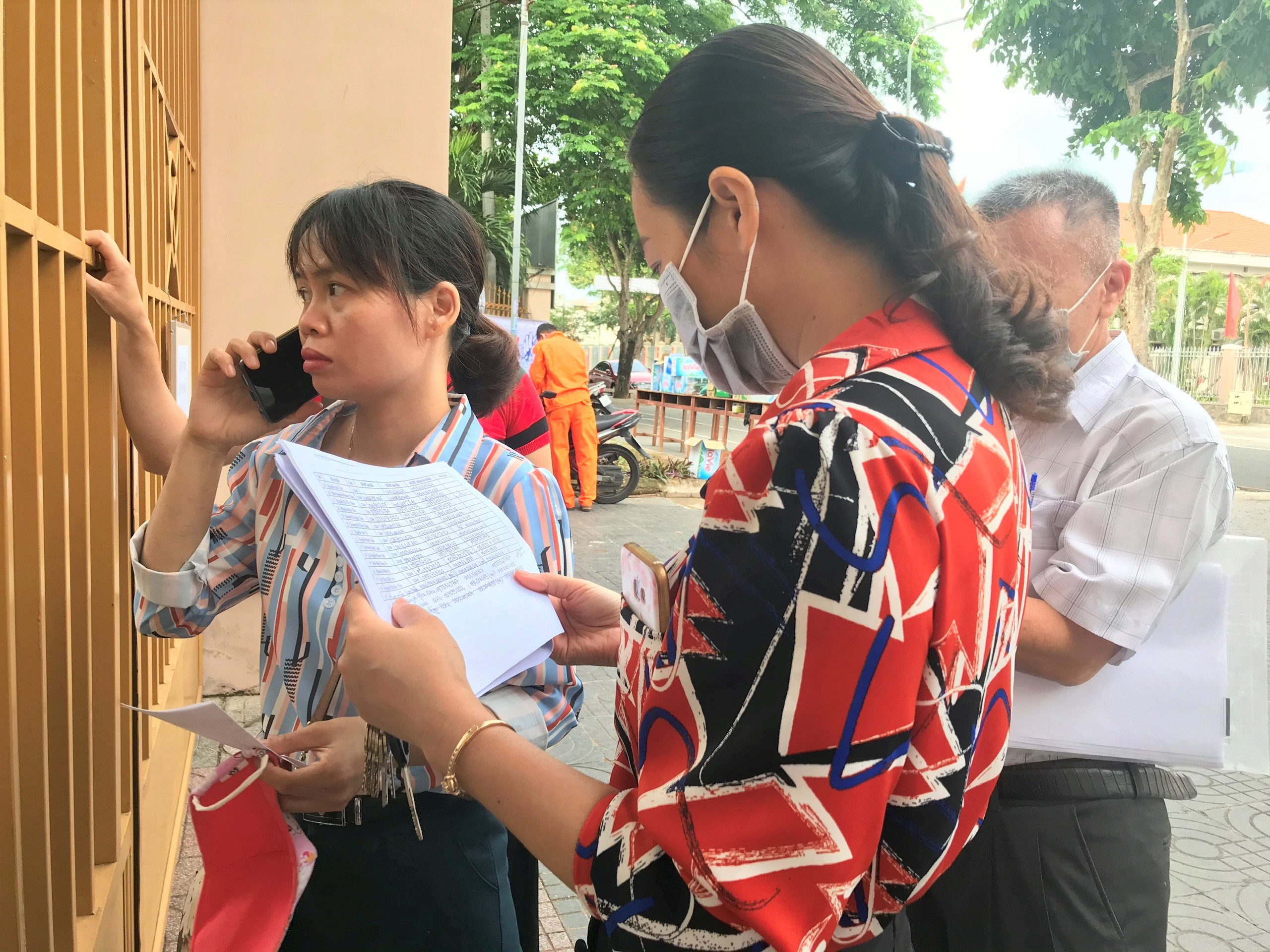 Cán bộ phụ trách điểm thi gọi TS gần đến giờ thi nhưng chưa có mặt tại điểm thi Trường THPT Châu Thành.