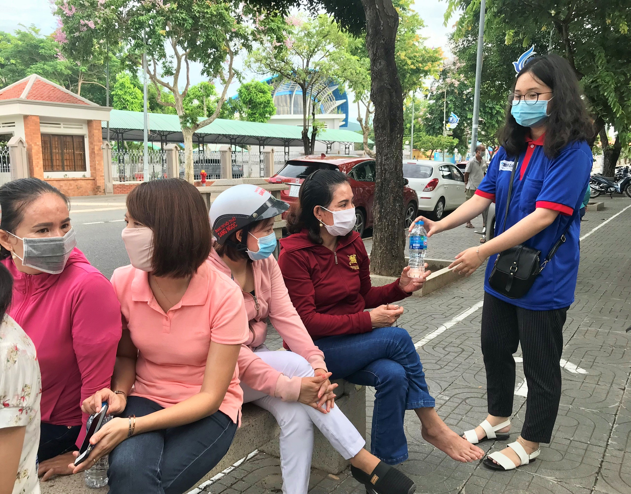Tình nguyện viên phát nước uống miễn phí cho phụ huynh tại điểm thi Trường THPT Châu Thành.