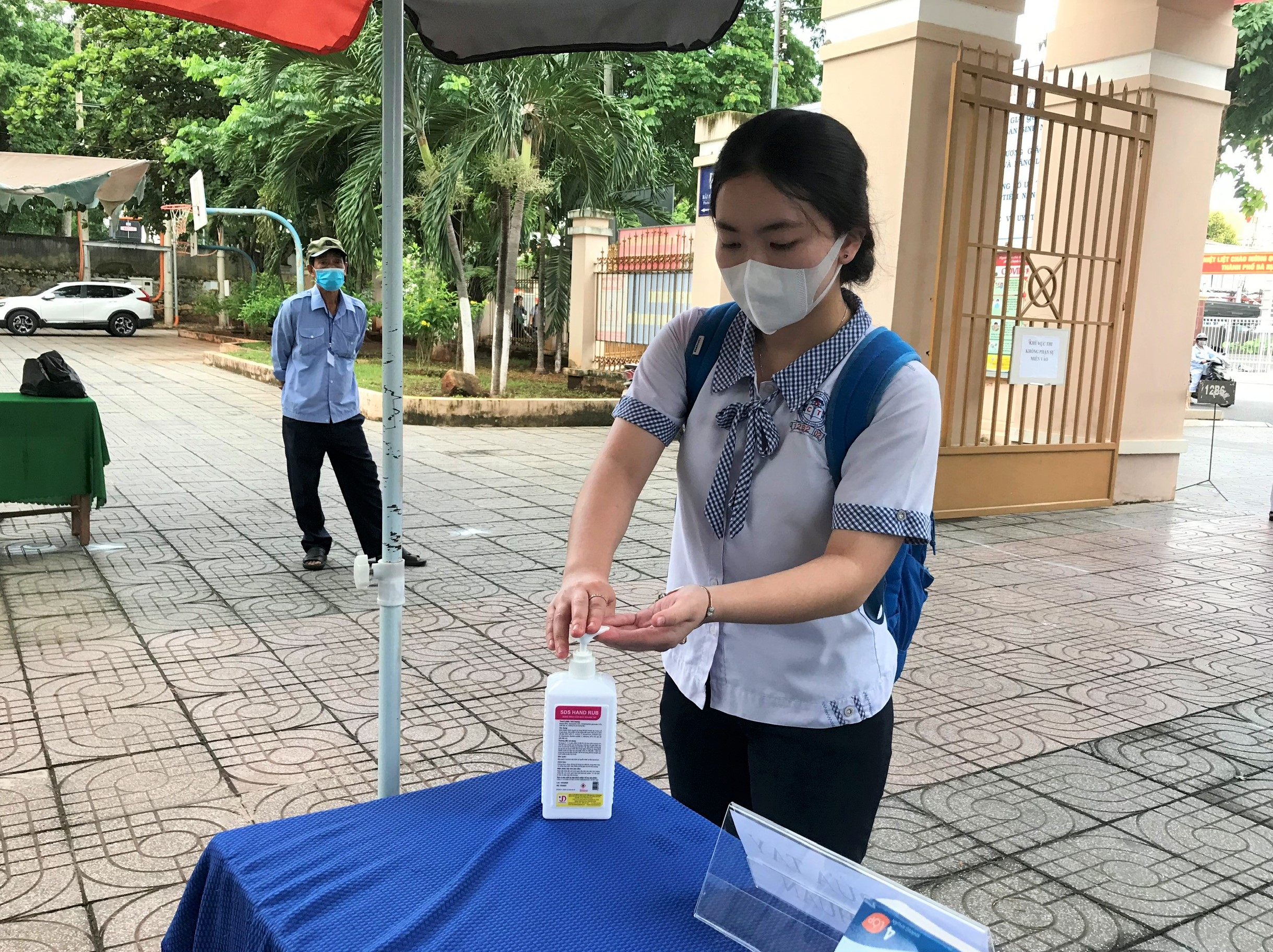 TS rửa tay sát khuẩn trước khi làm phòng thi tại điểm thi Trường THPT Châu Thành.