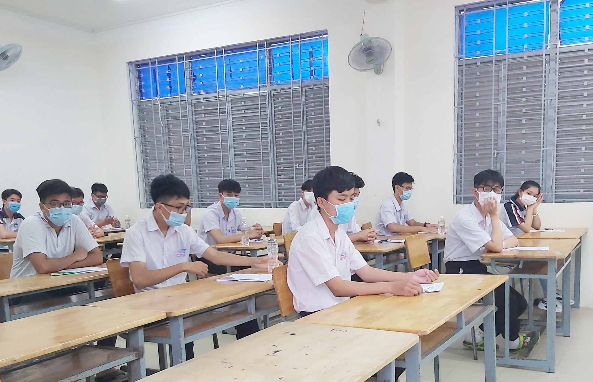 Các TS vào phòng thi chuẩn bị thi môn Ngữ văn tại điểm thi THPT Trần Nguyên Hãn (TP. Vũng Tàu).