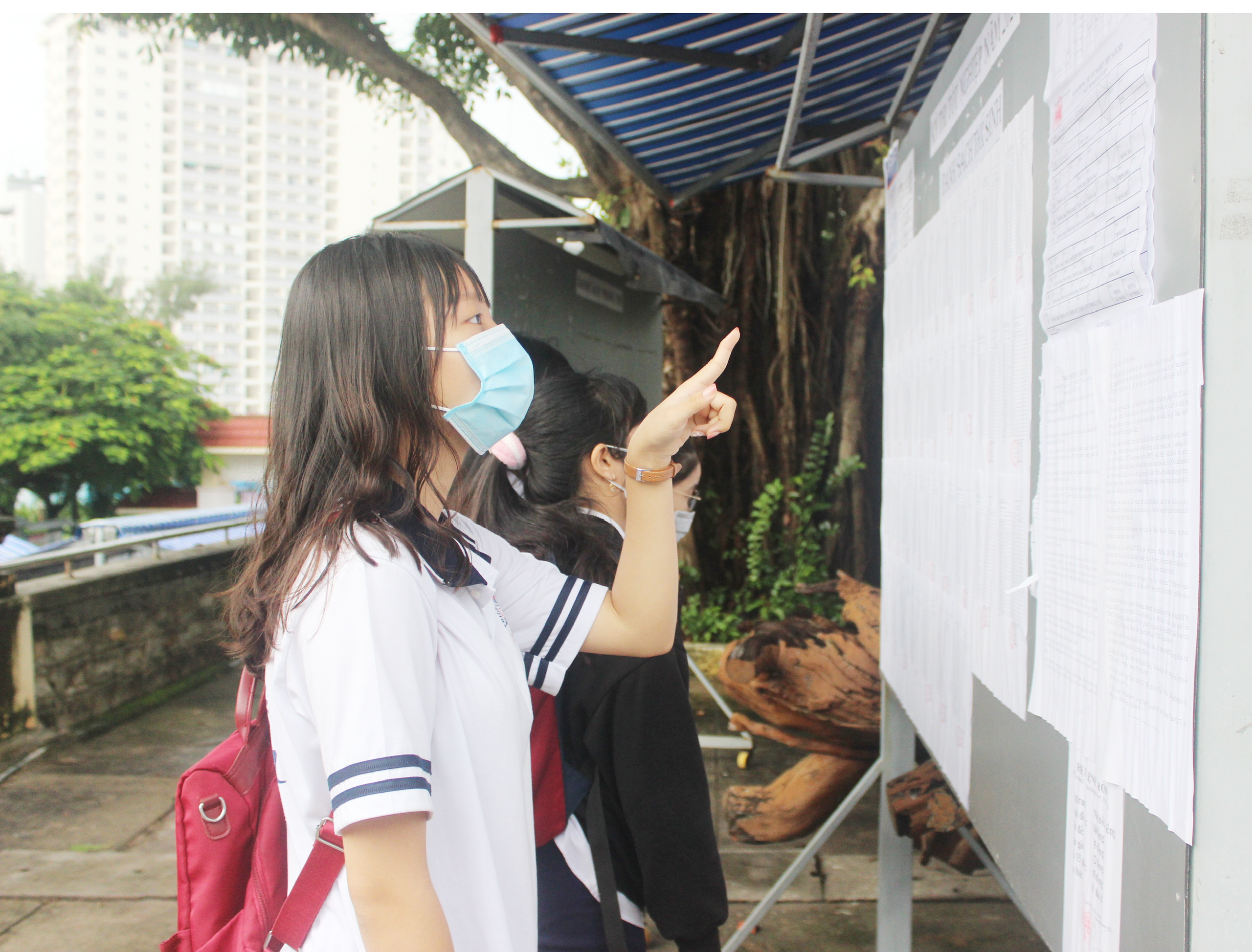 TS xem lại số báo danh trước khi vào phòng thi tại Trường THPT Vũng Tàu. Ảnh: KHÁNH CHI