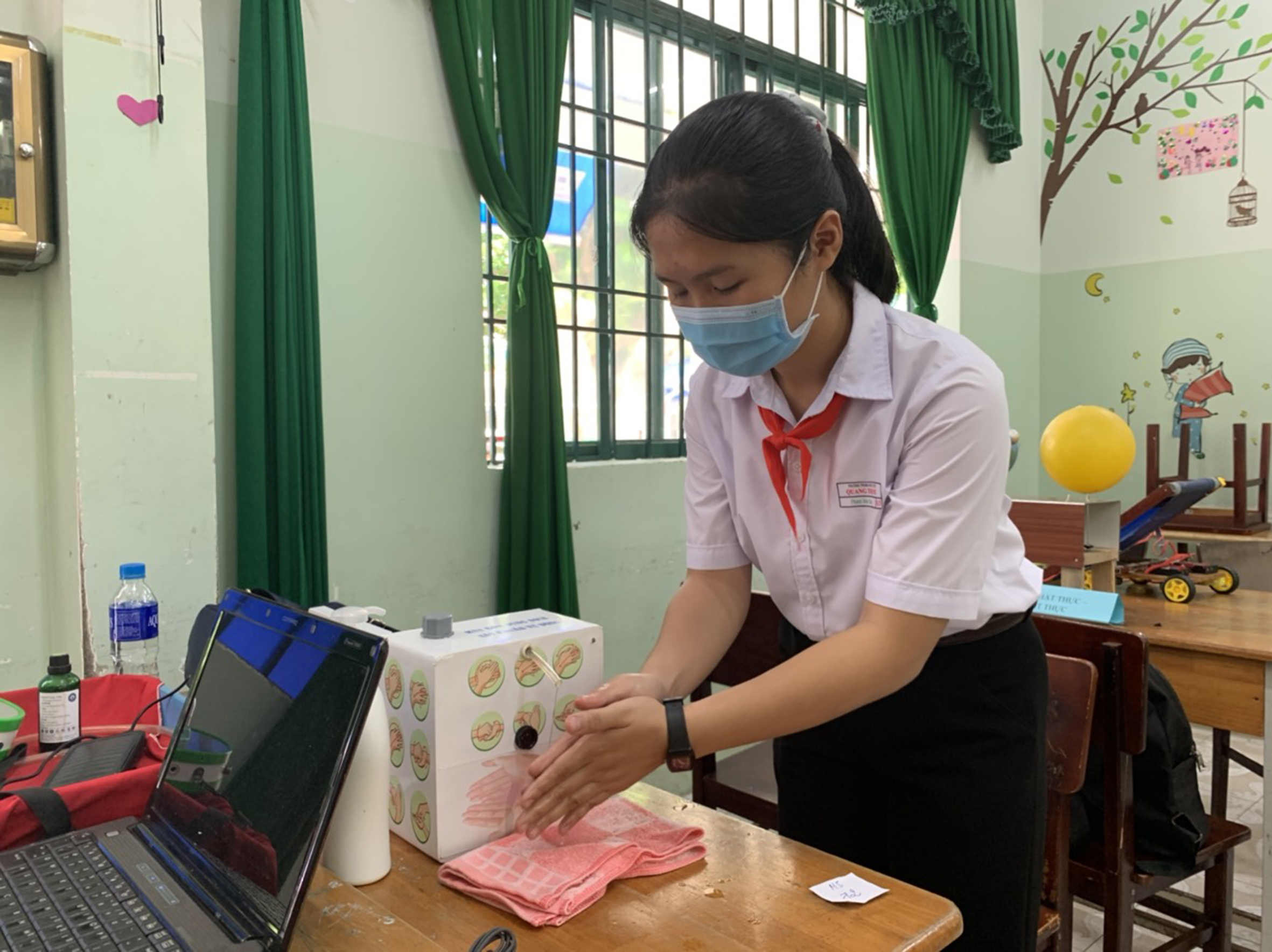 Em Phạm Bảo Đan (HS lớp 8/3 Trường THCS Quang Trung, huyện Châu Đức) trình diễn thử nghiệm 