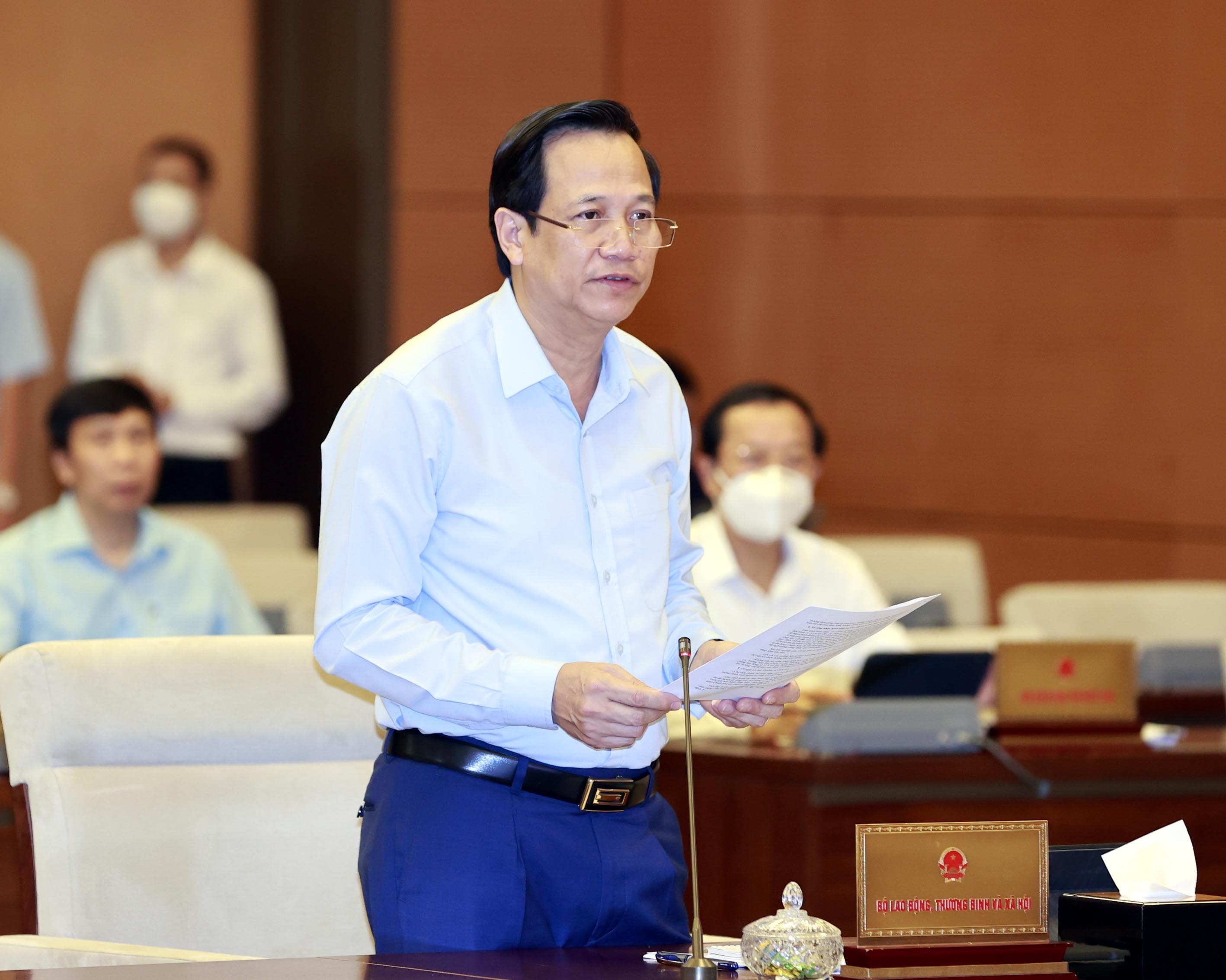 Bộ trưởng Bộ LĐTBXH Đào Ngọc Dung trình bày tờ trình. Ảnh: TRỌNG ĐỨC