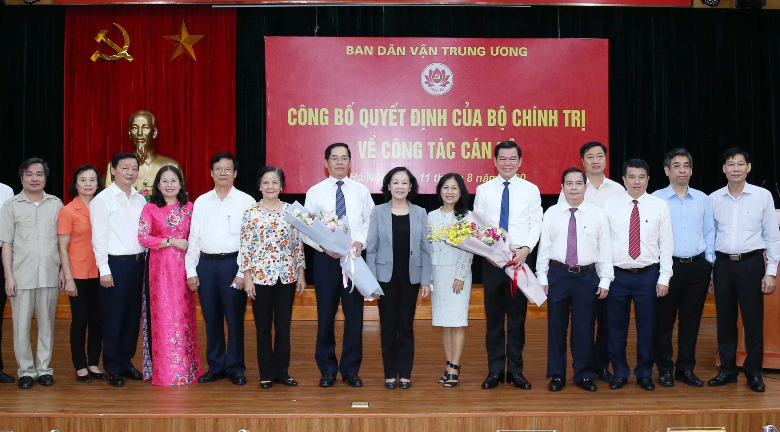 Các đại biểu dự Lễ công bố và trao Quyết định chụp ảnh chung. Ảnh: PHƯƠNG HOA 