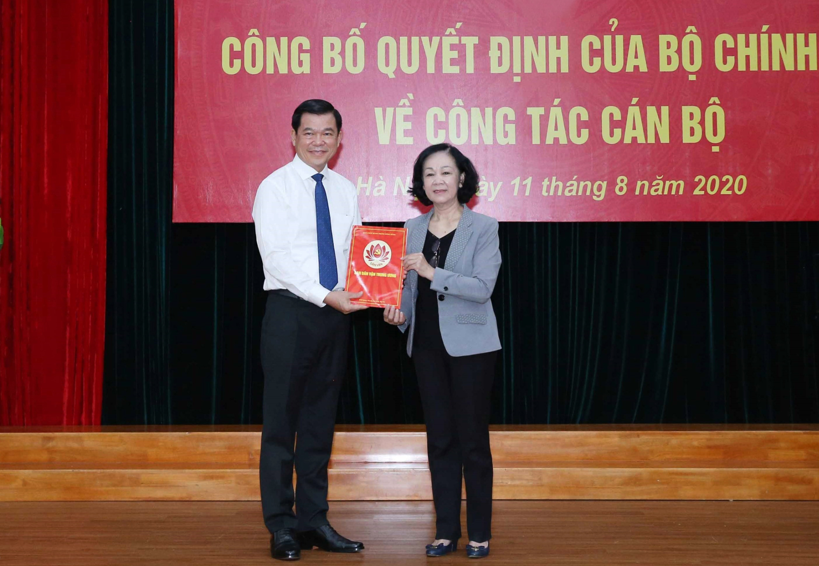 Bà Trương Thị Mai, Trưởng Ban Dân vận Trung ương, trao Quyết định của Bộ Chính trị phân công ông Nguyễn Hồng Lĩnh giữ chức Phó Trưởng Ban Dân vận Trung ương. Ảnh: PHƯƠNG HOA