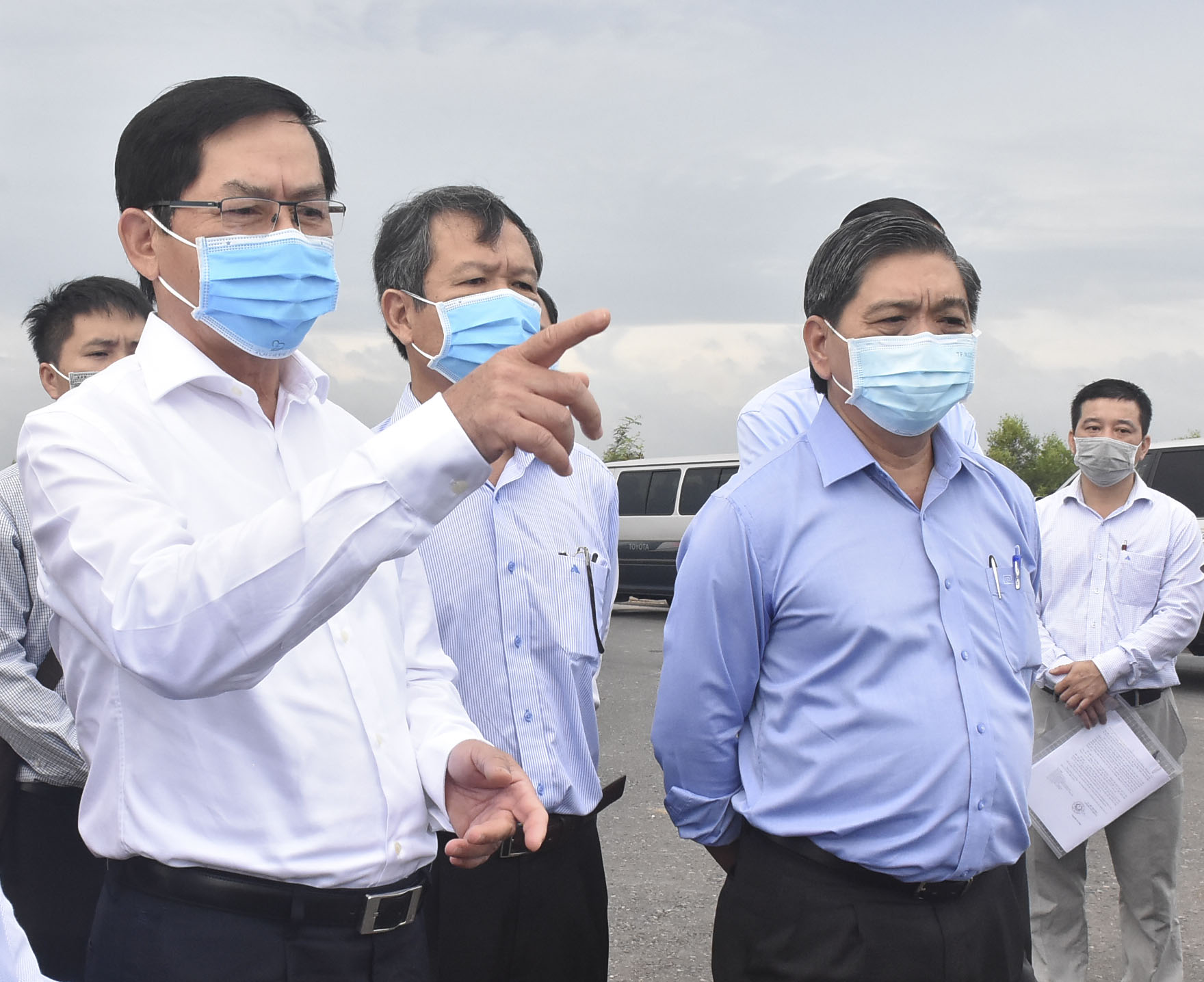 Bí thư Tỉnh ủy Phạm Viết Thanh (bìa trái) và Phó Chủ tịch UBND tỉnh Lê Tuấn Quốc (bìa phải) trao đổi về tương lai kết nối giao thông khu vực Cái Mép – Thị Vải khi hoàn thành việc xây dựng cầu Phước An.