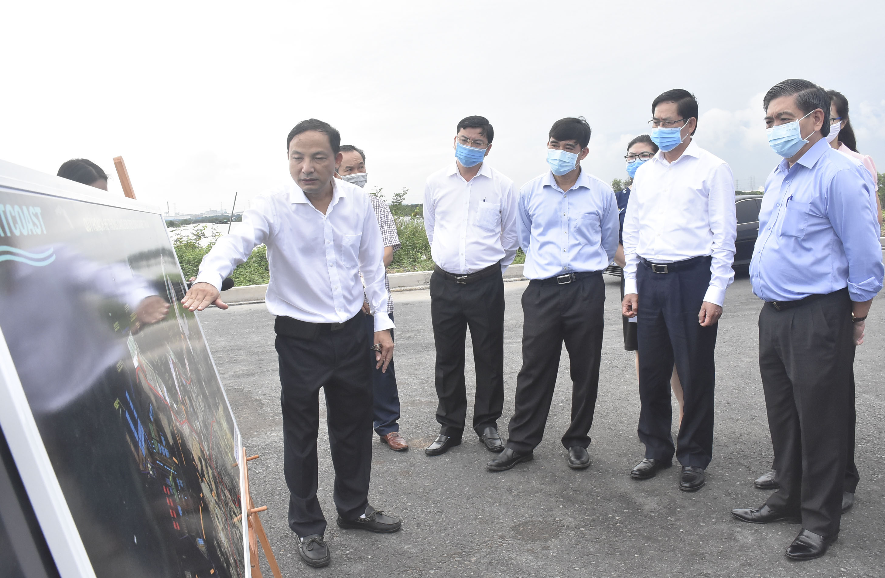 Đại diện Ban Quản lý Dự án giao thông khu vực cảng Cái Mép-Thị Vải  báo cáo với Bí thư Tỉnh ủy Phạm Viết Thanh (thứ 2 từ phải qua) thông tin về dự án xây dựng cầu Phước An, vừa được HĐND tỉnh thông qua chủ trương đầu tư, trị giá hơn 4.800 tỷ đồng.