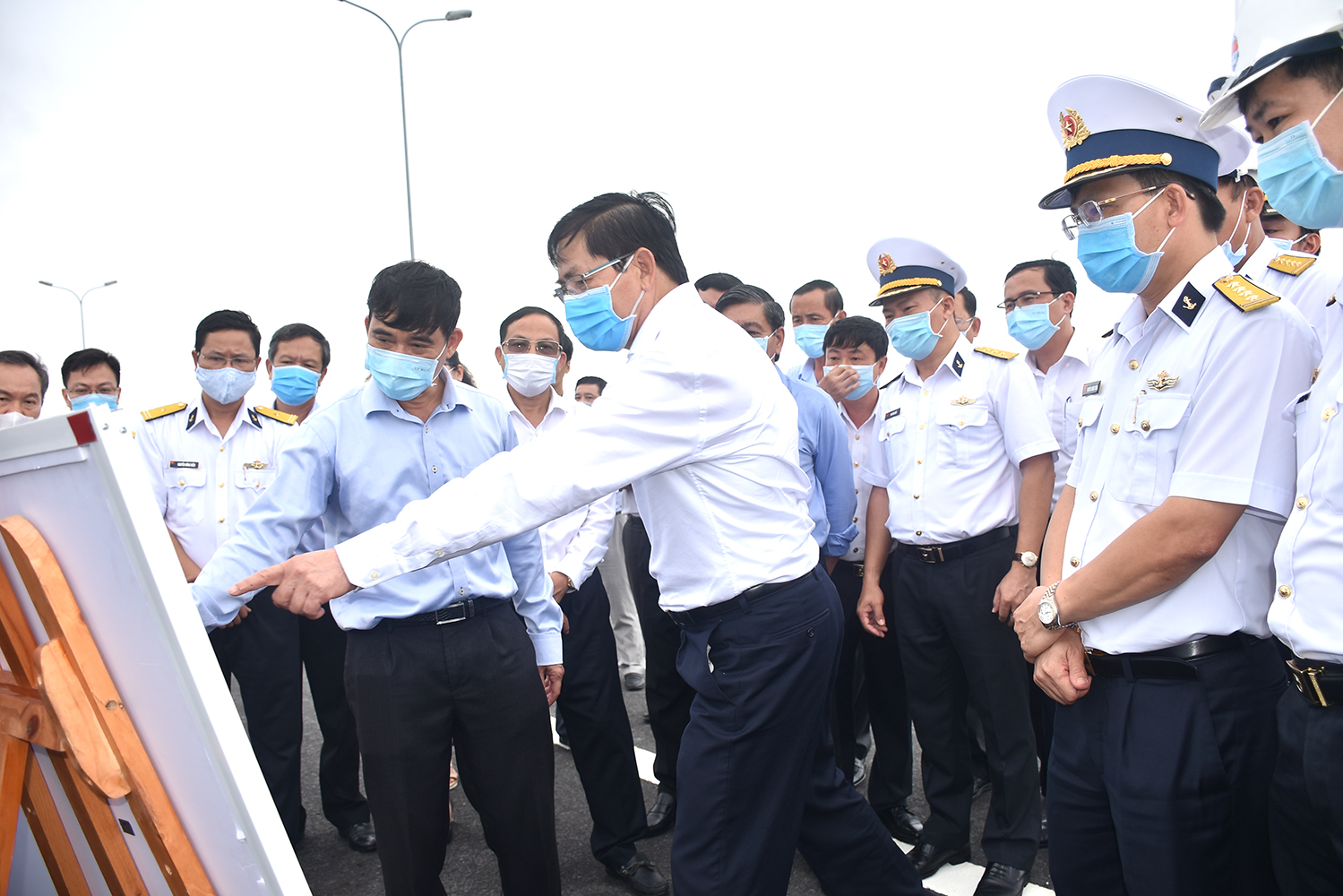 Ông Phạm Viết Thanh, Ủy viên Trung ương Đảng, Bí thư Tỉnh ủy trao đổi với lãnh đạo Sở GT-VT về quy hoạch hệ thống cảng biển trên sông Cái Mép - Thị Vải.