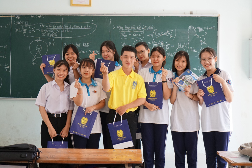 Lê Thành Danh (bạn nam đứng giữa hàng dưới) còn là sinh viên tích cực tham gia các hoạt động tư vấn tuyển sinh cùng nhà trường.