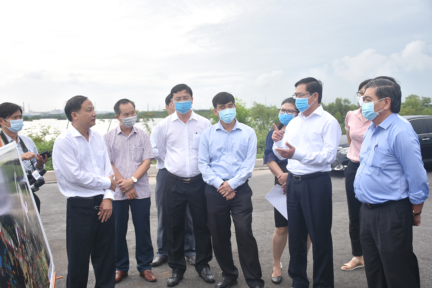 Ông Phạm Viết Thanh, Ủy viên Trung ương Đảng, Bí thư Tỉnh ủy khảo sát vị trí chuẩn bị xây dựng cầu Phước An cuối tuyến đường liên cảng Cái Mép - Thị Vải kết nối BR-VT với tỉnh Đồng Nai.