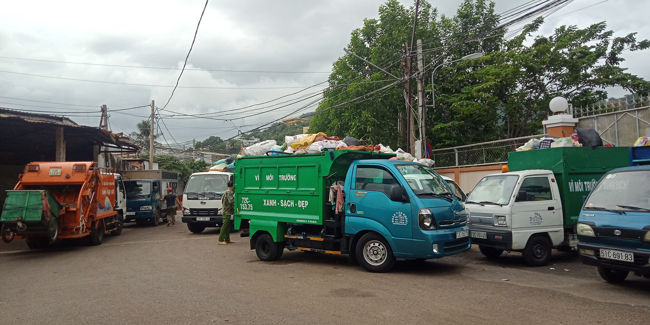 Các xe chở rác tập trung tại bãi trung chuyển rác phường Thắng Nhì, TP.Vũng Tàu từ 16 giờ hằng ngày. 