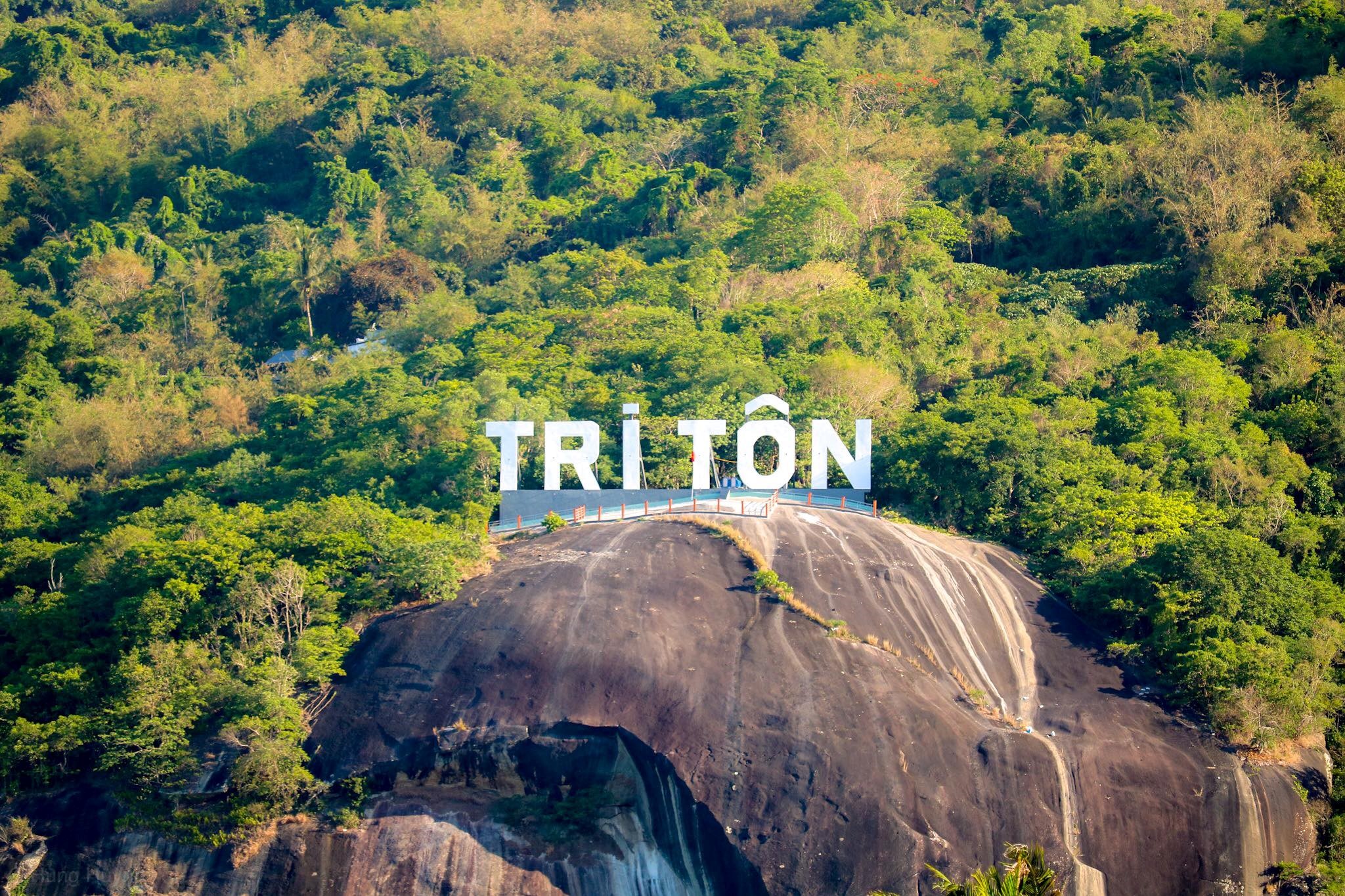 Sân Tiên trên núi Phụng Hoàng Sơn.