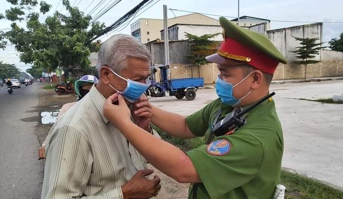 Lực lượng CSGT và Trật tự, Công an huyện Long Điền phát khẩu trang cho người tham gia giao thông. Ảnh: Phước An
