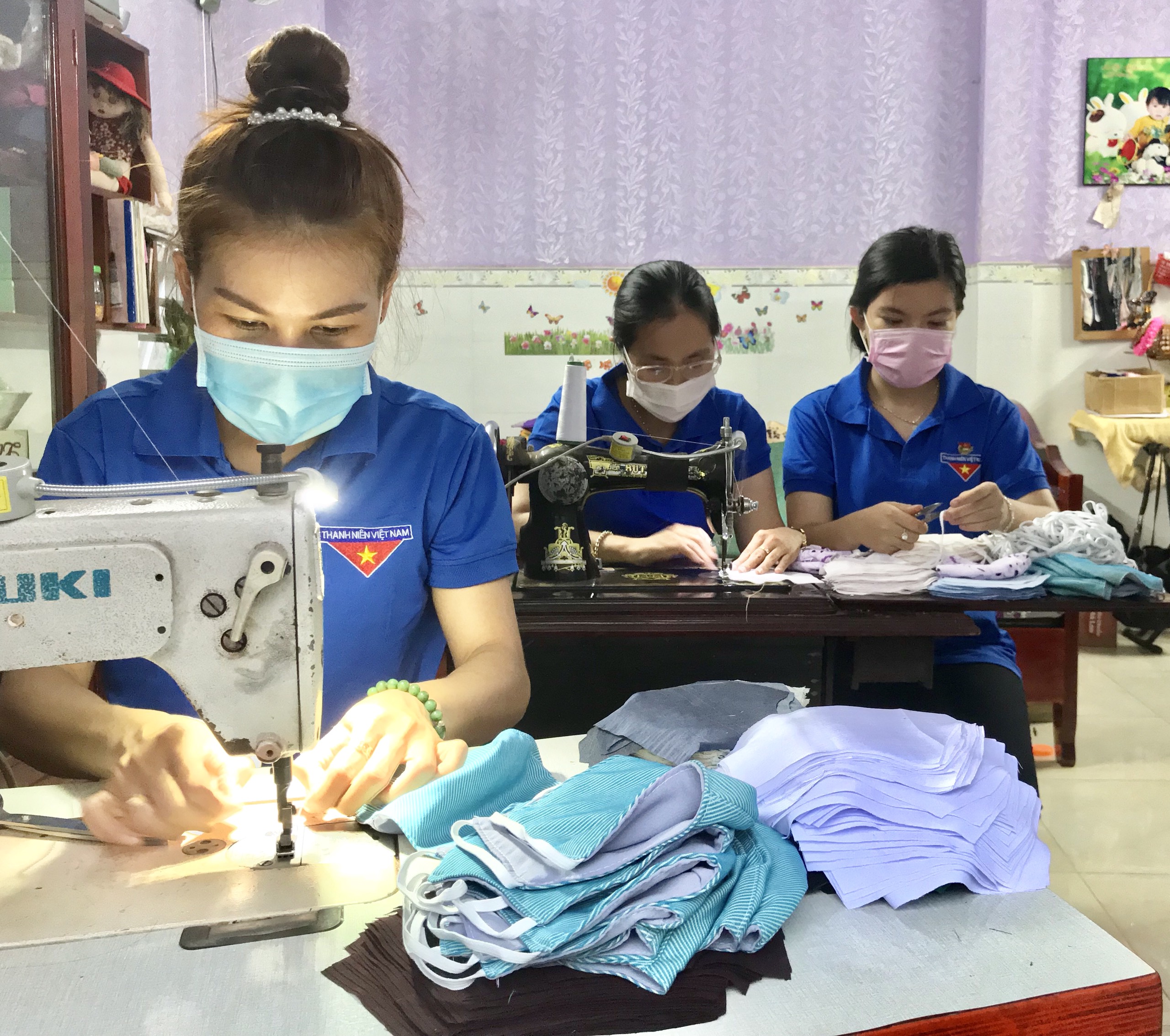 ĐVTN xã Kim Long, huyện Châu Đức may khẩu trang phòng, chống dịch COVID-19.