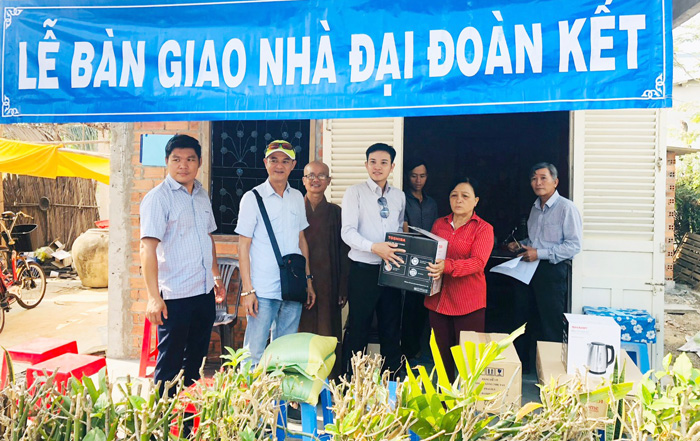 Anh Hồ Xuân Định tham gia các hoạt động tình nguyện, an sinh xã hội.  Ảnh: NGUYỄN LÂM