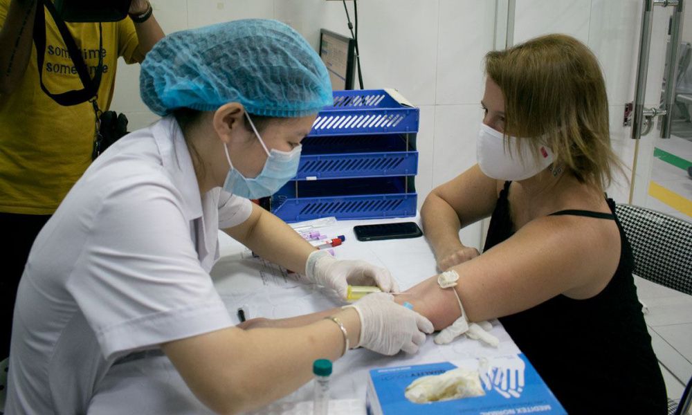 Kelly đã đáp máy bay từ TP.HCM ra Hà Nội, đến BV Bệnh Nhiệt đới Trung ương  để đăng ký hiến huyết tương.