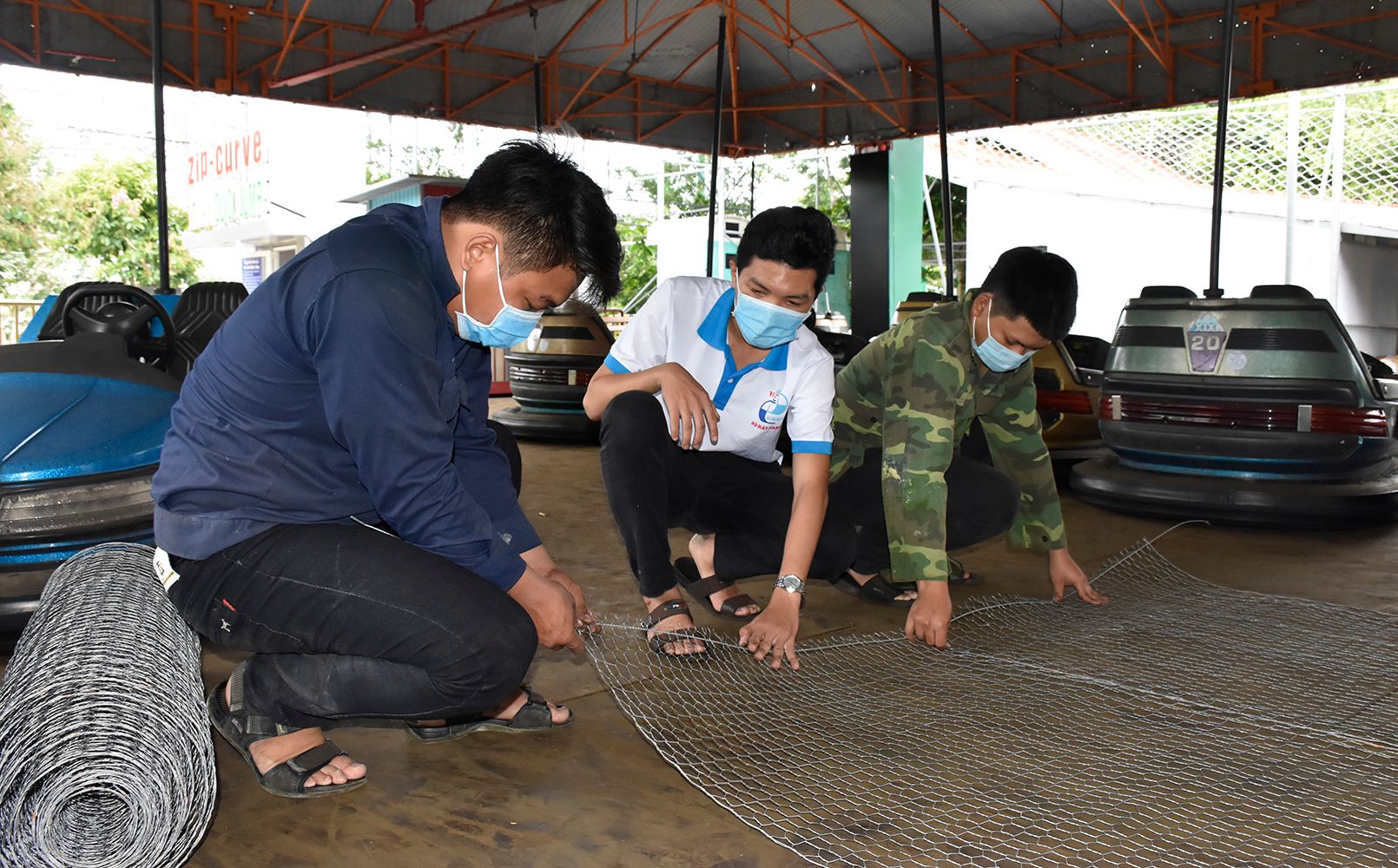 Nhân viên Hồ Mây Park thay mới hệ thống lưới tải diện phục vụ  trò chơi xe điện đụng.