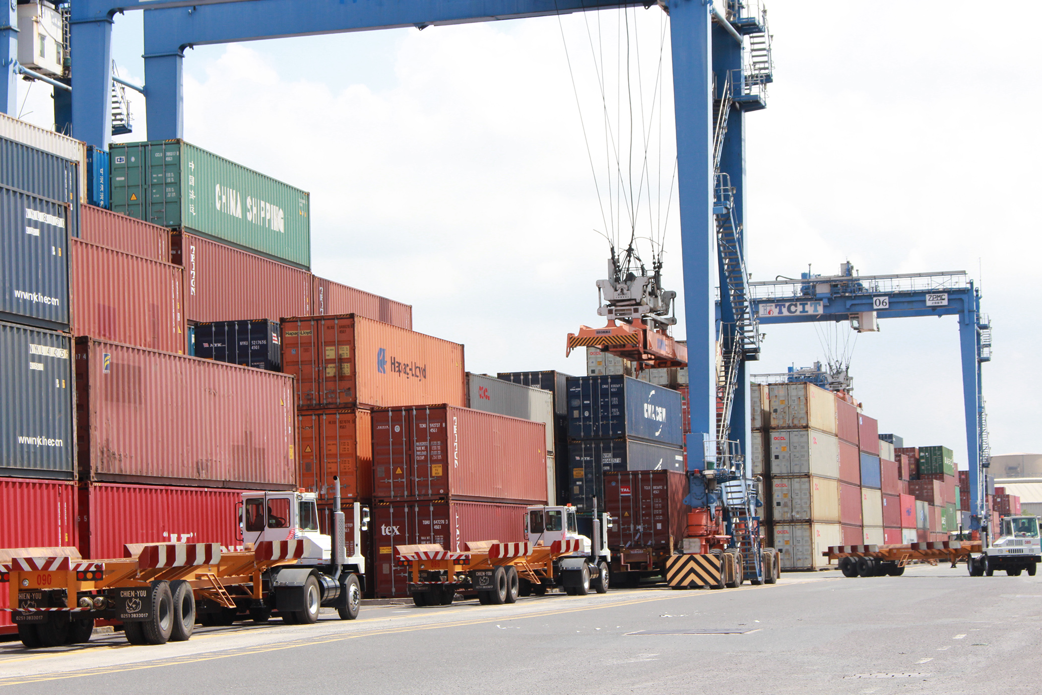 Bãi chứa container xuất nhập khẩu tại cảng Cái Mép.