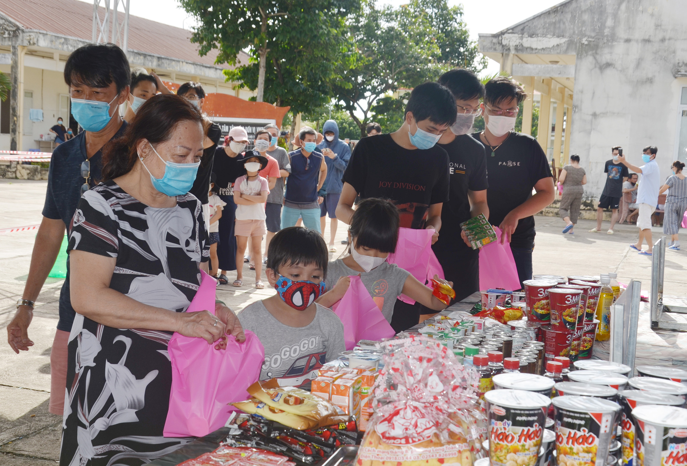 Công dân đang cách ly chọn nhu yếu phẩm tại “Phiên chợ 0 đồng”.
