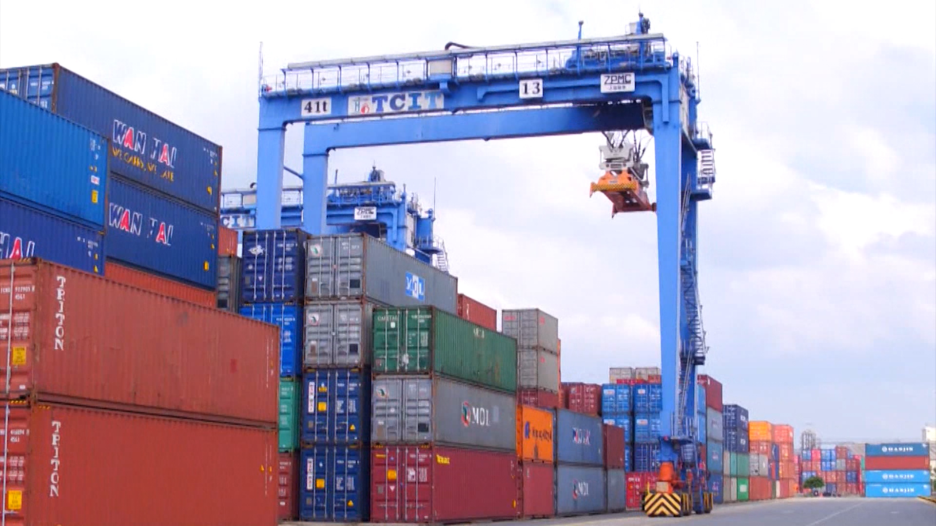 Hiện ngành Hải quan đang nỗ lực xử lý các container tồn đọng nhằm nhanh chóng giải phóng mặt bằng cho DN kinh doanh cảng.