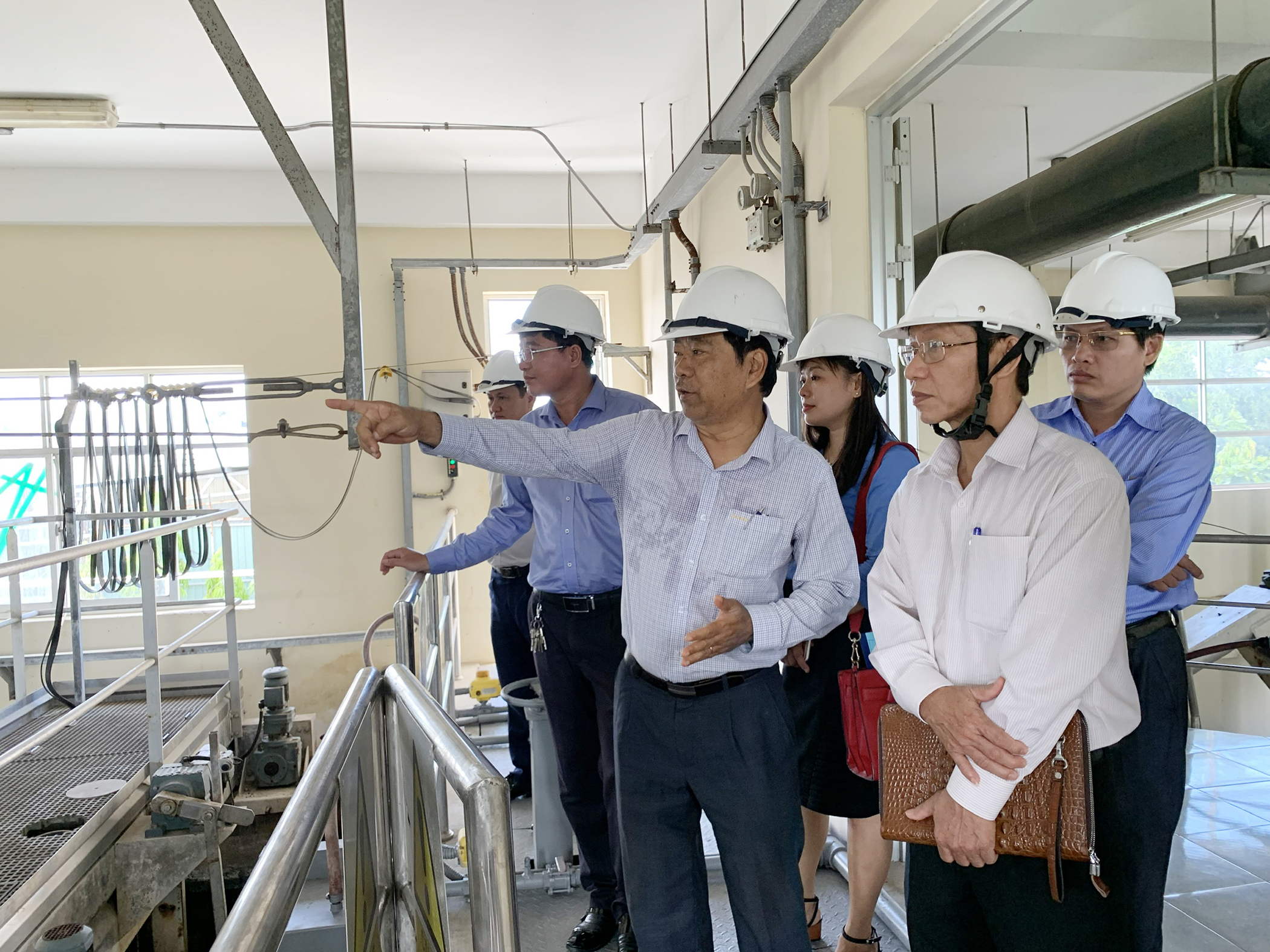 Ông Nguyễn Châu Trinh (bên phải), Phó Chủ tịch LĐLĐ tỉnh trong một lần kiểm tra thực tế về thực hiện TƯLĐTT tại Công ty CP Khoa học-công nghệ Việt Nam.
