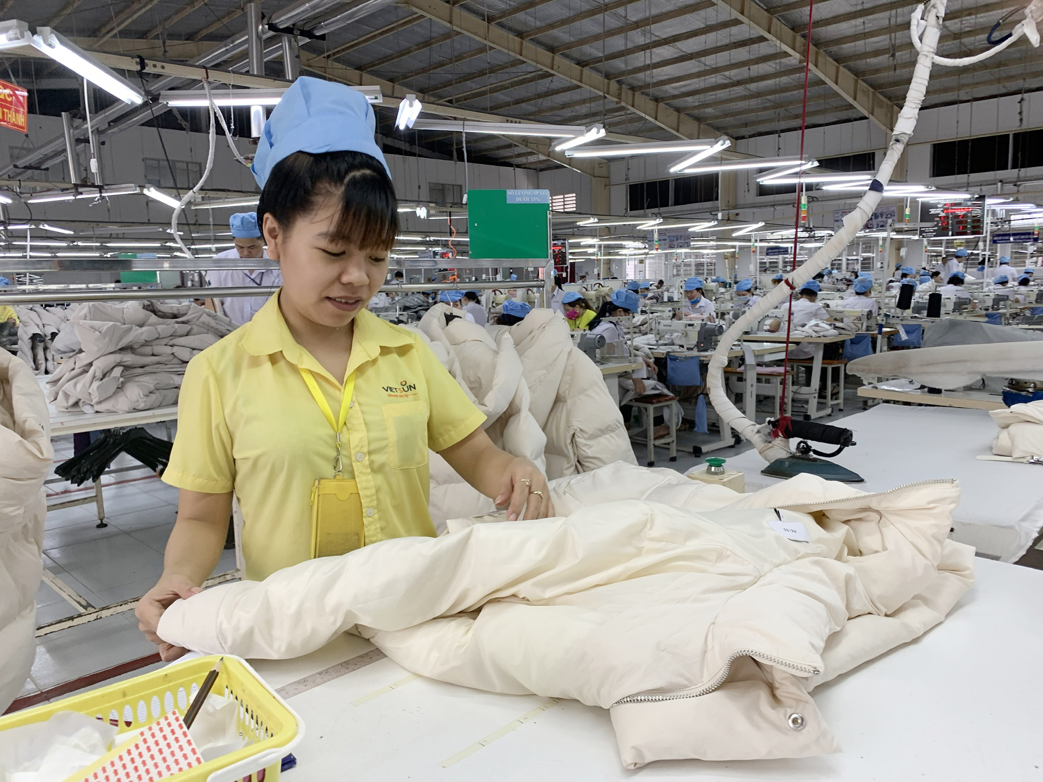 Công nhân Công ty TNHH Quốc tế Việt An trong giờ làm việc. 