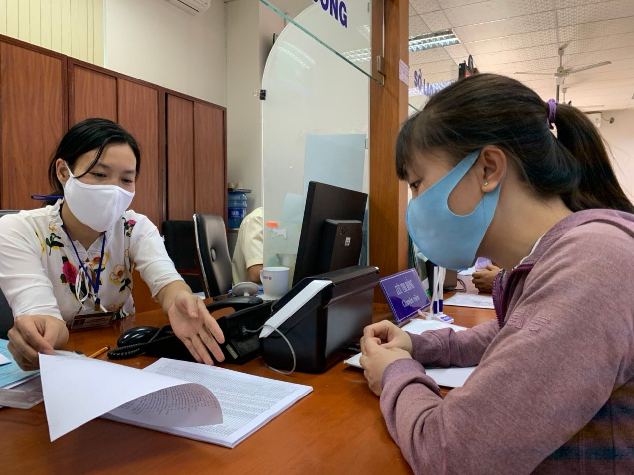 Chị Lưu Thị Hồng, công chức Sở Công thương hướng dẫn người dân làm TTHC tại Trung tâm phục vụ hành chính công của tỉnh.