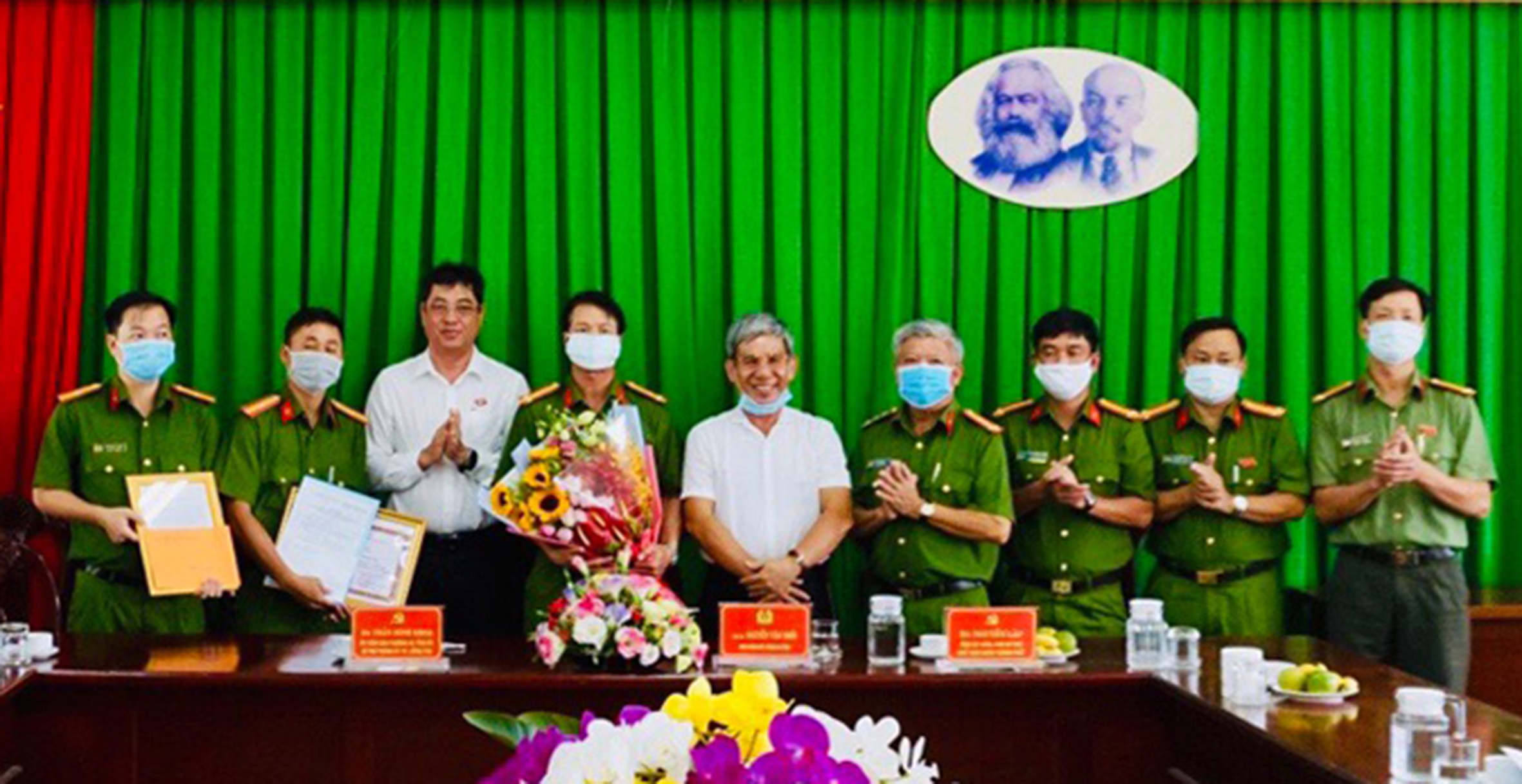 Đại tá Nguyễn Văn Thời, Phó Giám đốc Công an tỉnh (thứ 4 từ phải qua) cùng ông Trần Đình Khoa, Bí thư Thành ủy Vũng Tàu (thứ 3 từ trái qua) và ông Nguyễn Lập, Chủ tịch UBND TP.Vũng Tàu (thứ 5 từ trái qua) trao Giấy khen và tặng hoa chúc mừng Công an TP.Vũng Tàu.