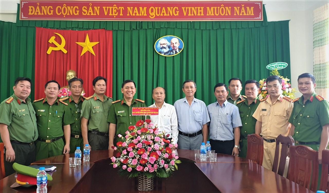 ông Nguyễn Văn Việt, Bí thư Huyện ủy Châu Đức đi thăm, động viên Công an huyện nhân kỷ niệm 75 năm ngày truyền thống Công an nhân dân Việt Nam
