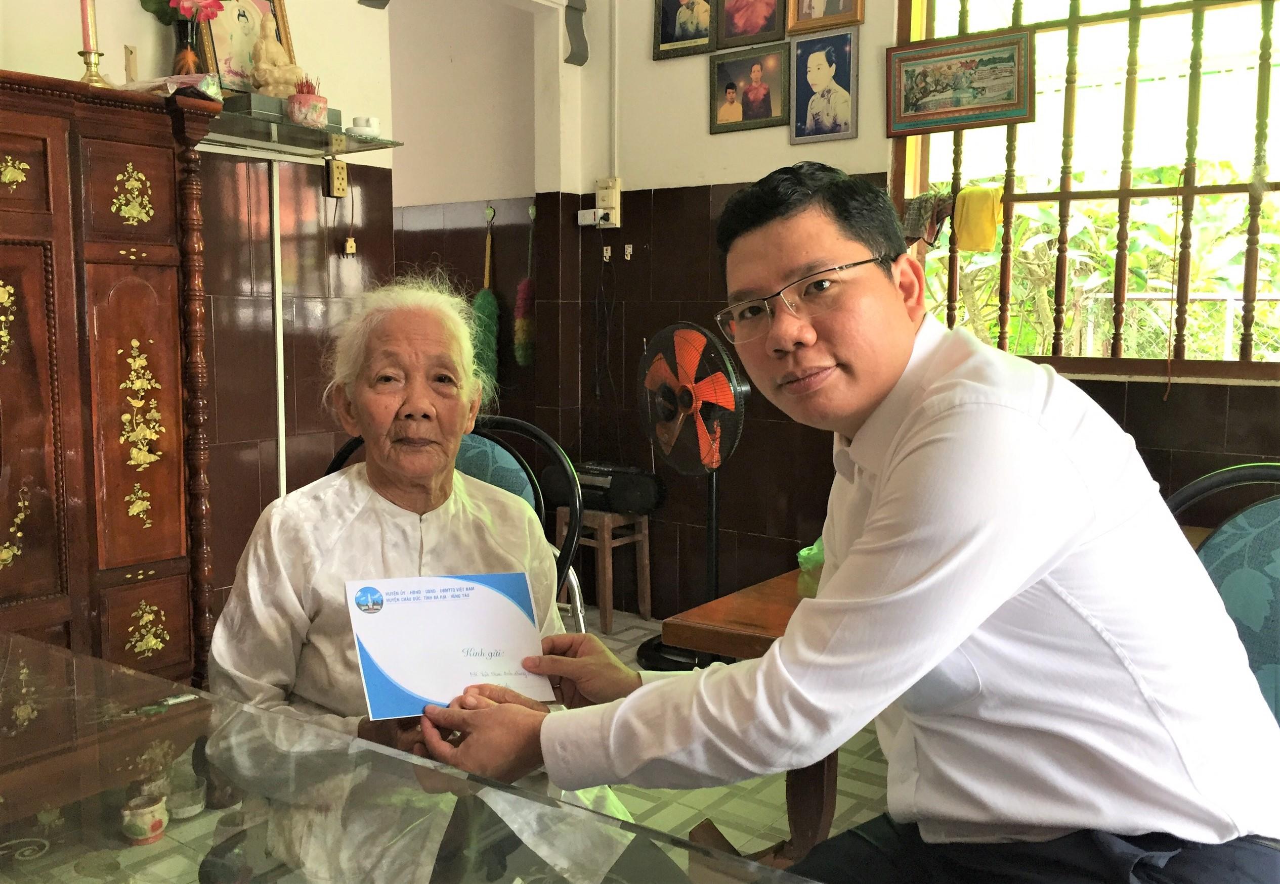 ông Hoàng Nguyên Dinh, Chủ tịch UBND huyện Châu Đức thăm, tặng quà Mẹ VNAH Trần Thị Trinh - mẹ Liệt sĩ Công an nhân dân (xã Xà Bang, huyện Châu Đức)