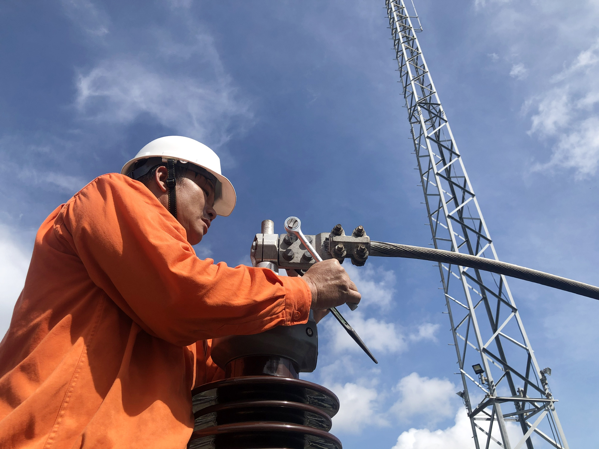 Nhân viên Điện lực TP. Vũng Tàu sửa chữa tại trạm 110kV Thắng Tam (ảnh mang tính minh họa).
