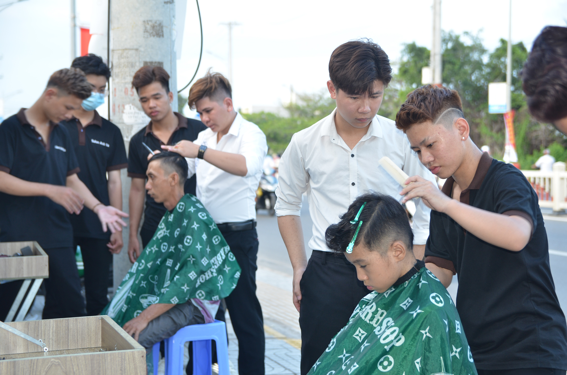 Học viên thực hành cắt tóc dưới sự chỉ dẫn sát sao của thợ chính salon Anh Tú để cho ra lò những sản phẩm đẹp.