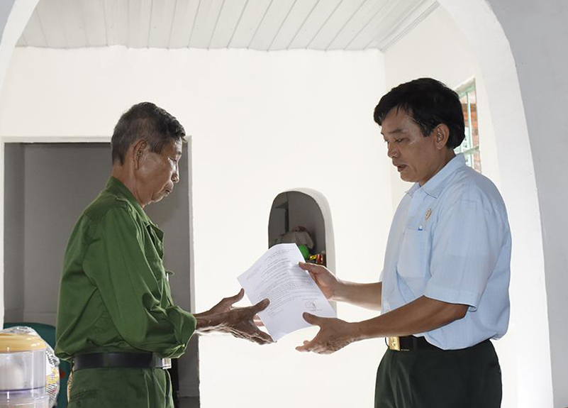 Đại diện Hội CCB TP.Vũng Tàu trao quyết định bàn giao “Nhà nghĩa tình đồng đội” cho ông Nguyễn Xuân Trường (bìa trái).