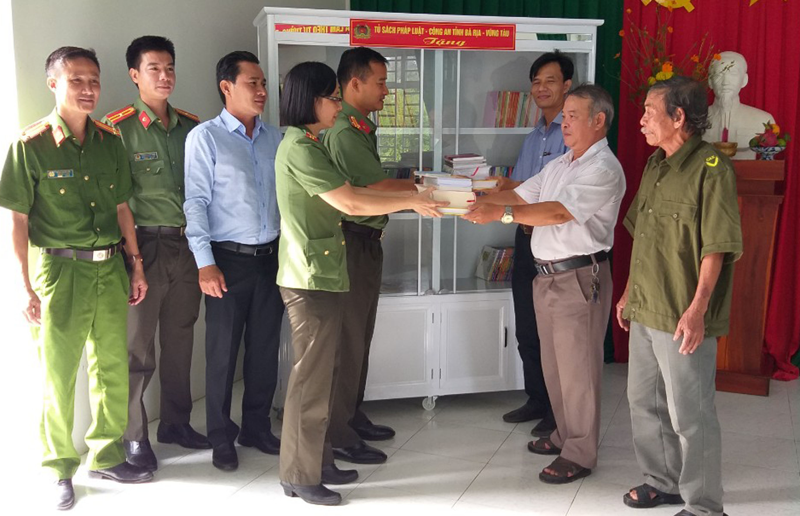 Đại diện Công an tỉnh tặng sách cho Chi bộ thôn Tân Trung,  xã Châu Pha, TX.Phú Mỹ. 