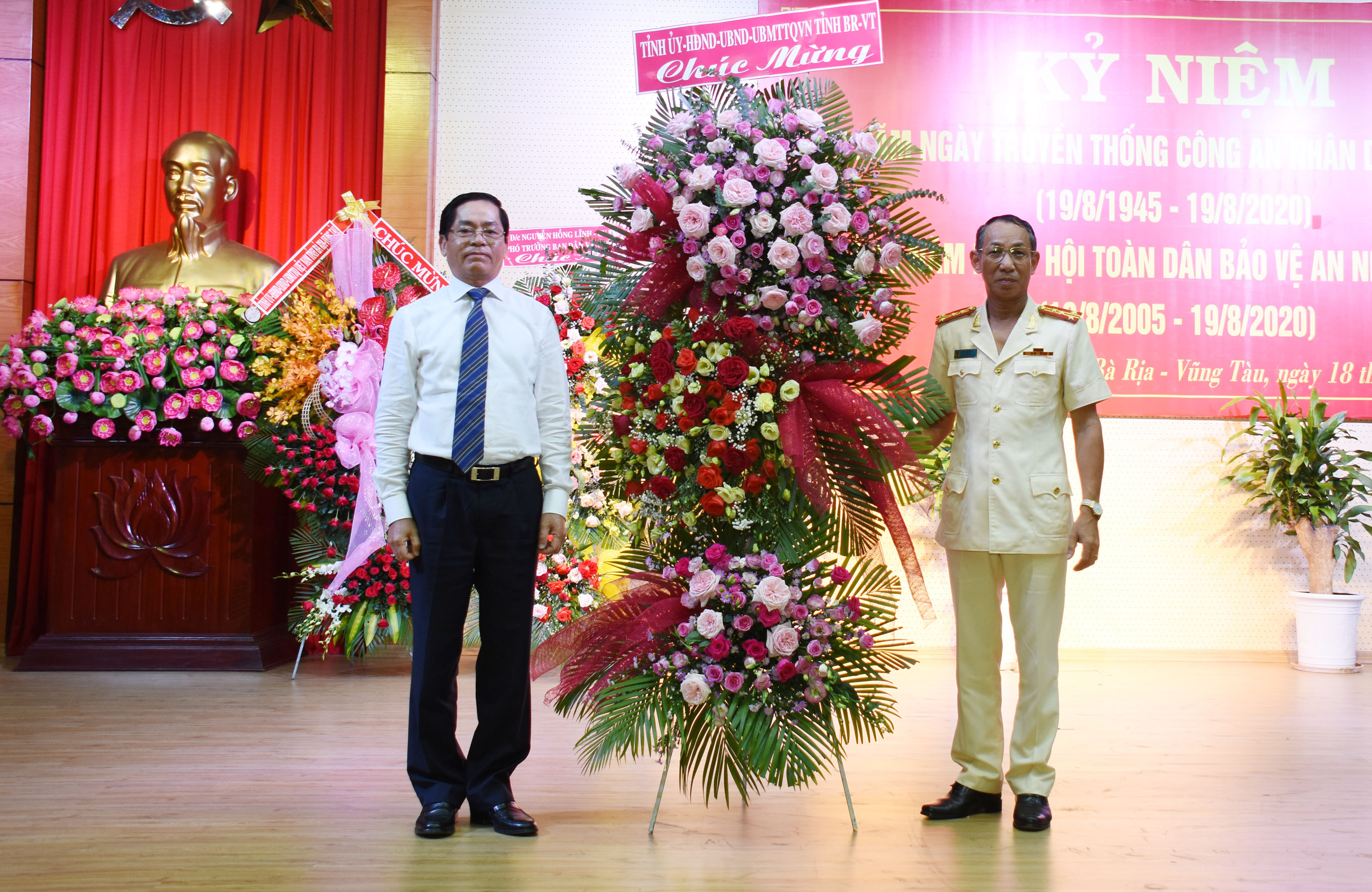 Ông Phạm Viết Thanh, Ủy viên Trung ương Đảng, Bí thư Tỉnh ủy tặng hoa chúc mừng kỷ niệm 75 năm Ngày truyền thống CAND Việt Nam (19/8/1945 - 19/8/2020) và 15 năm Ngày hội toàn dân bảo vệ an ninh Tổ quốc (19/8/2005 - 19/8/2020)
