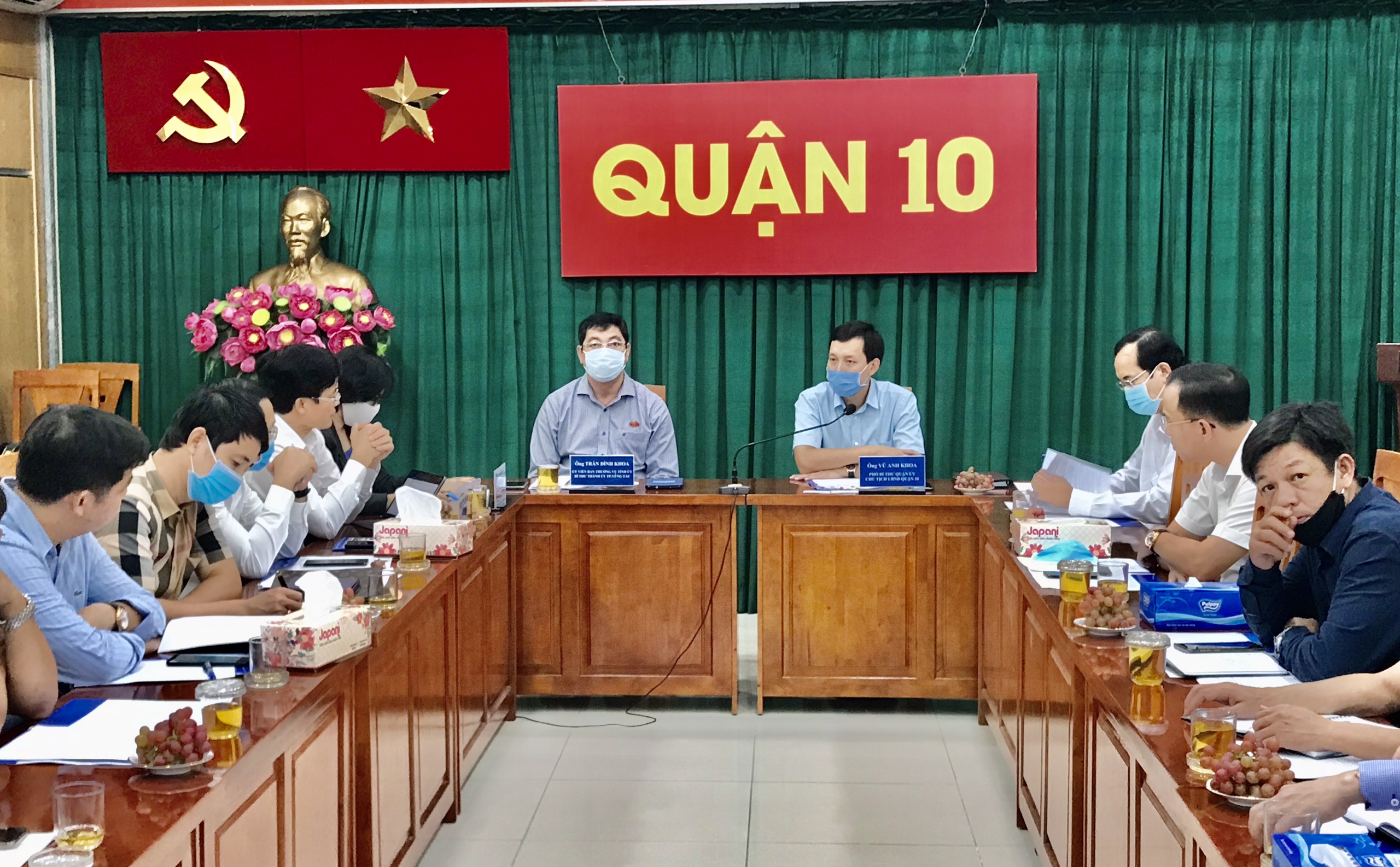 Ông Vũ Anh Khoa, Chủ tịch UBND Quận 10 (hàng trên bên phải) tiếp đoàn, chia sẻ, trao đổi kinh nghiệm xây dựng mô hình ĐTTM với đoàn công tác TP. Vũng Tàu.