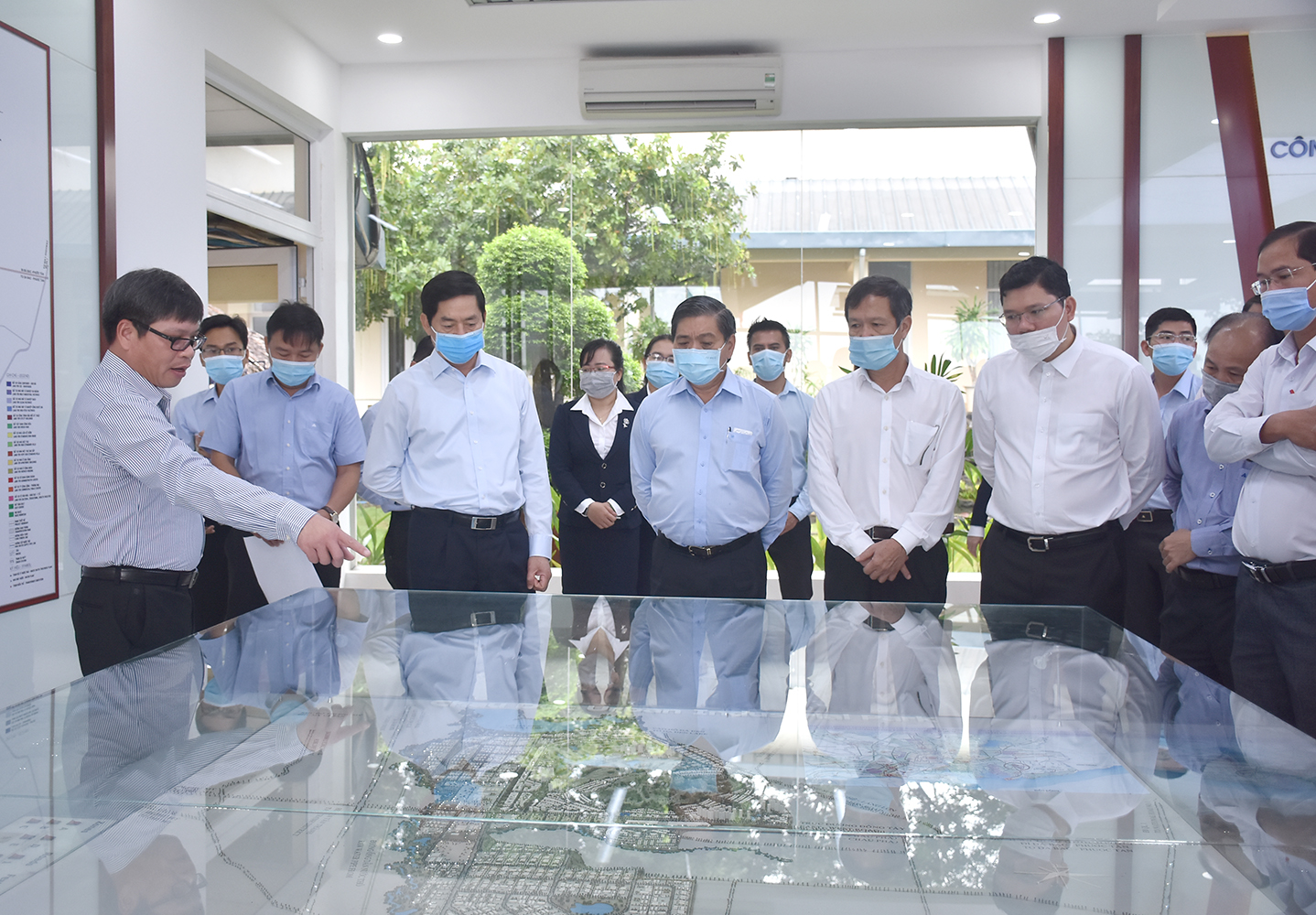 Bí thư Tỉnh ủy Phạm Viết Thanh (hàng đầu, thứ 3 từ trái qua) nghe đại diện Công ty CP Sonadezi Châu Đức giới thiệu tổng thể về KCN.