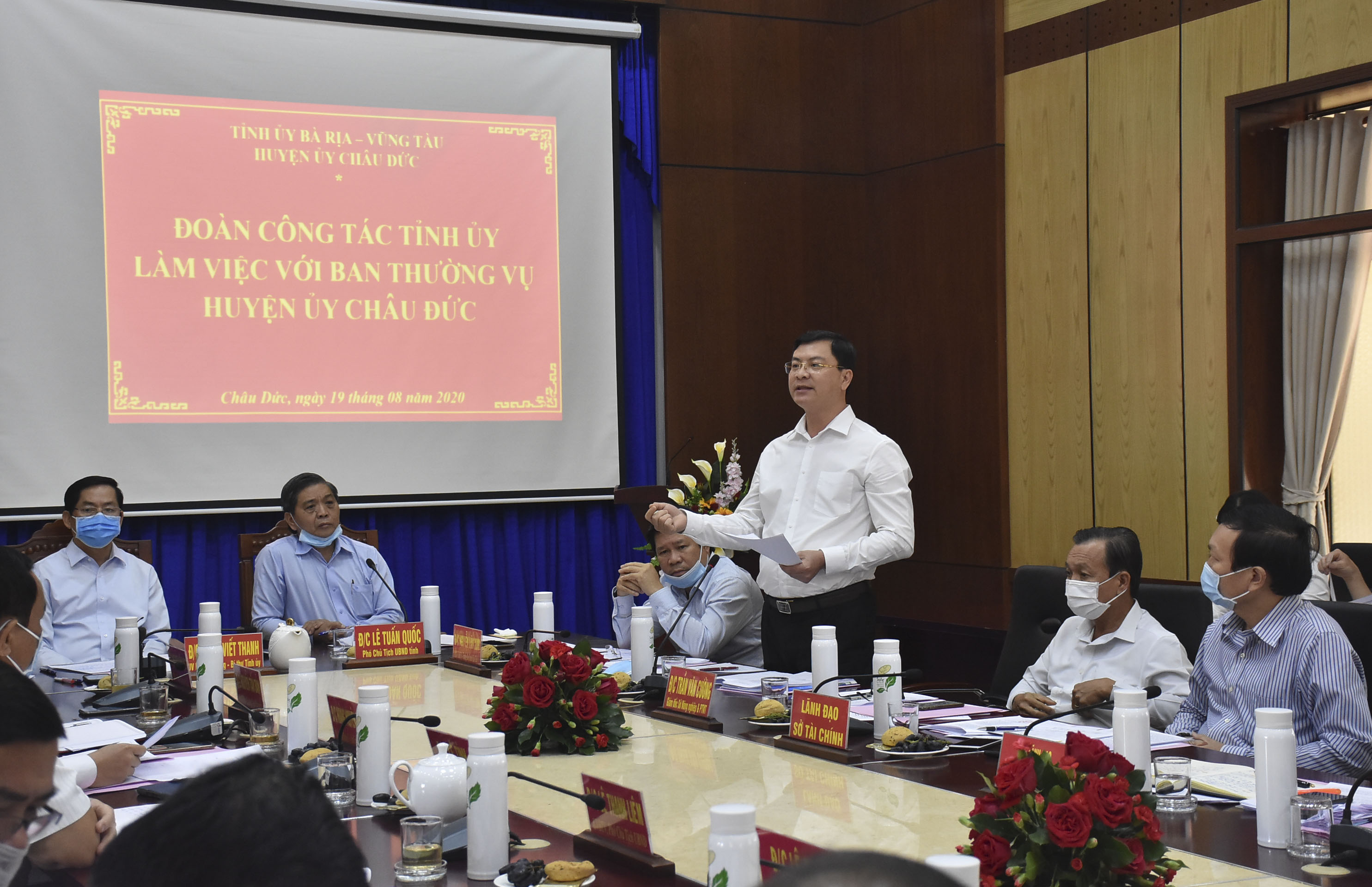 Ông Nguyễn Công Vinh, Giám đốc Sở KH-ĐT báo cáo về tình hình bố trí vốn đầu tư công của huyện Châu Đức.