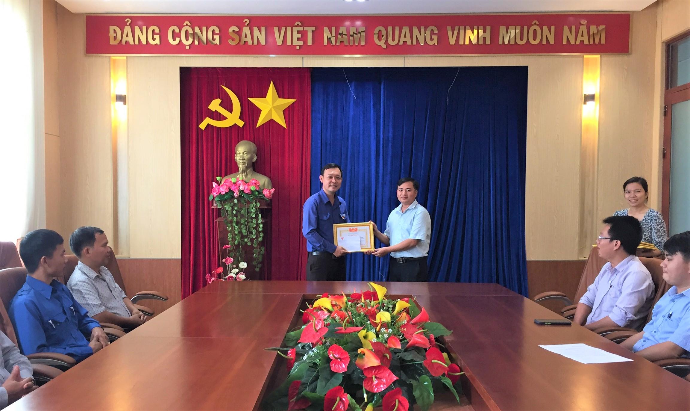 ông Nguyễn Trung Minh, Bí thư Huyện đoàn Châu Đức trao giải tập thể cho đơn vị xã Kim Long