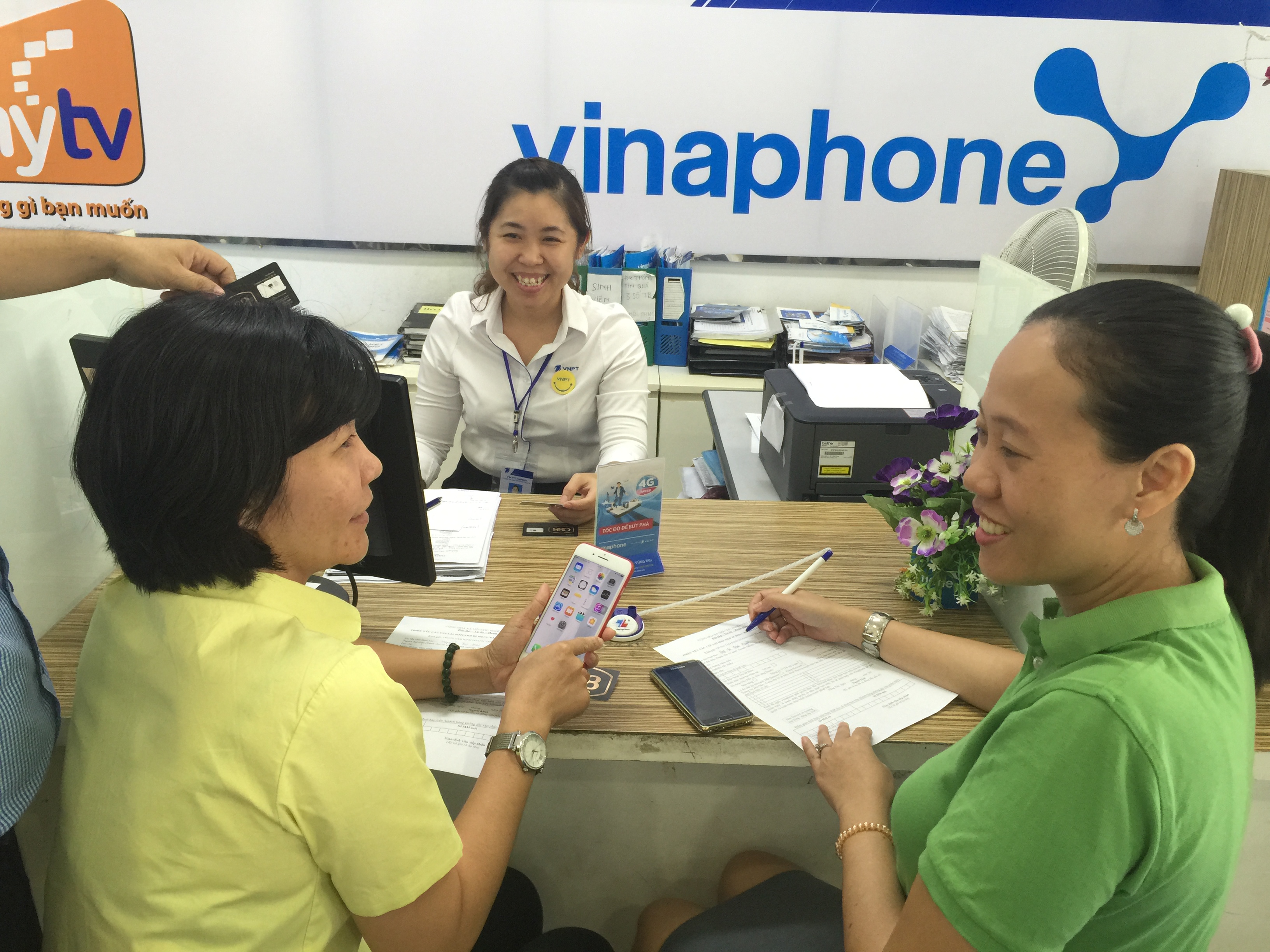 Khách hàng sử dụng dịch vụ của VinaPhone VNPT tại Trung tâm kinh doanh VNPT Bà Rịa - Vũng Tàu.