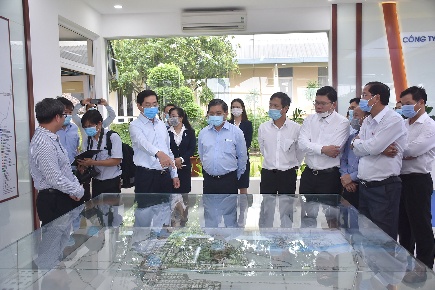Bí thư Tỉnh ủy Phạm Viết Thanh (hàng đầu, thứ 2 từ trái sang) cùng đoàn công tác của Tỉnh ủy nghe và trao đổi với đại diện KCN Sonadezi trên sa bàn mô hình KCN thu nhỏ.