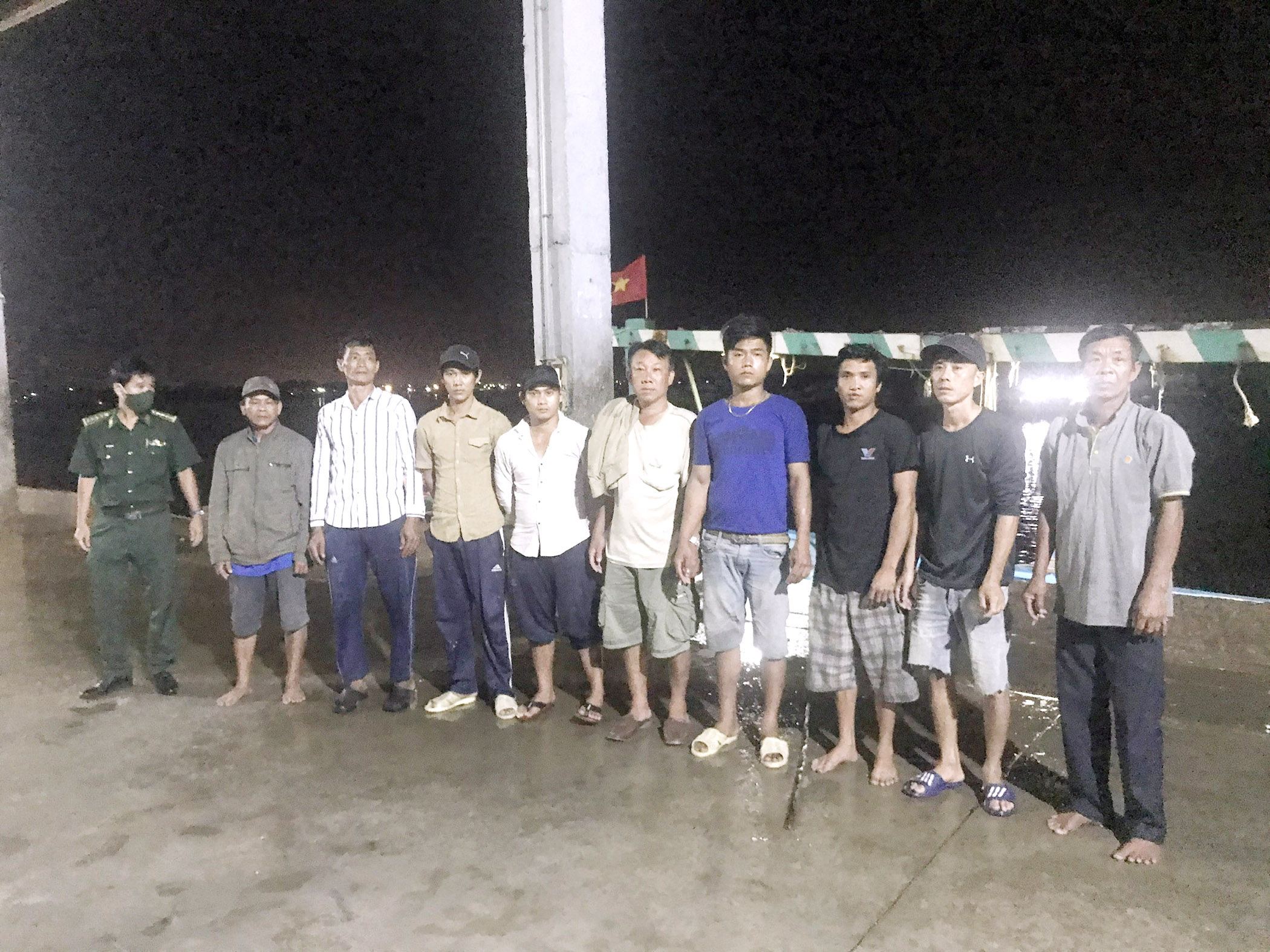 Đồn Biên phòng Phước Tỉnh tiếp nhận 9 thuyền viên tại cảng Hưng Thái.