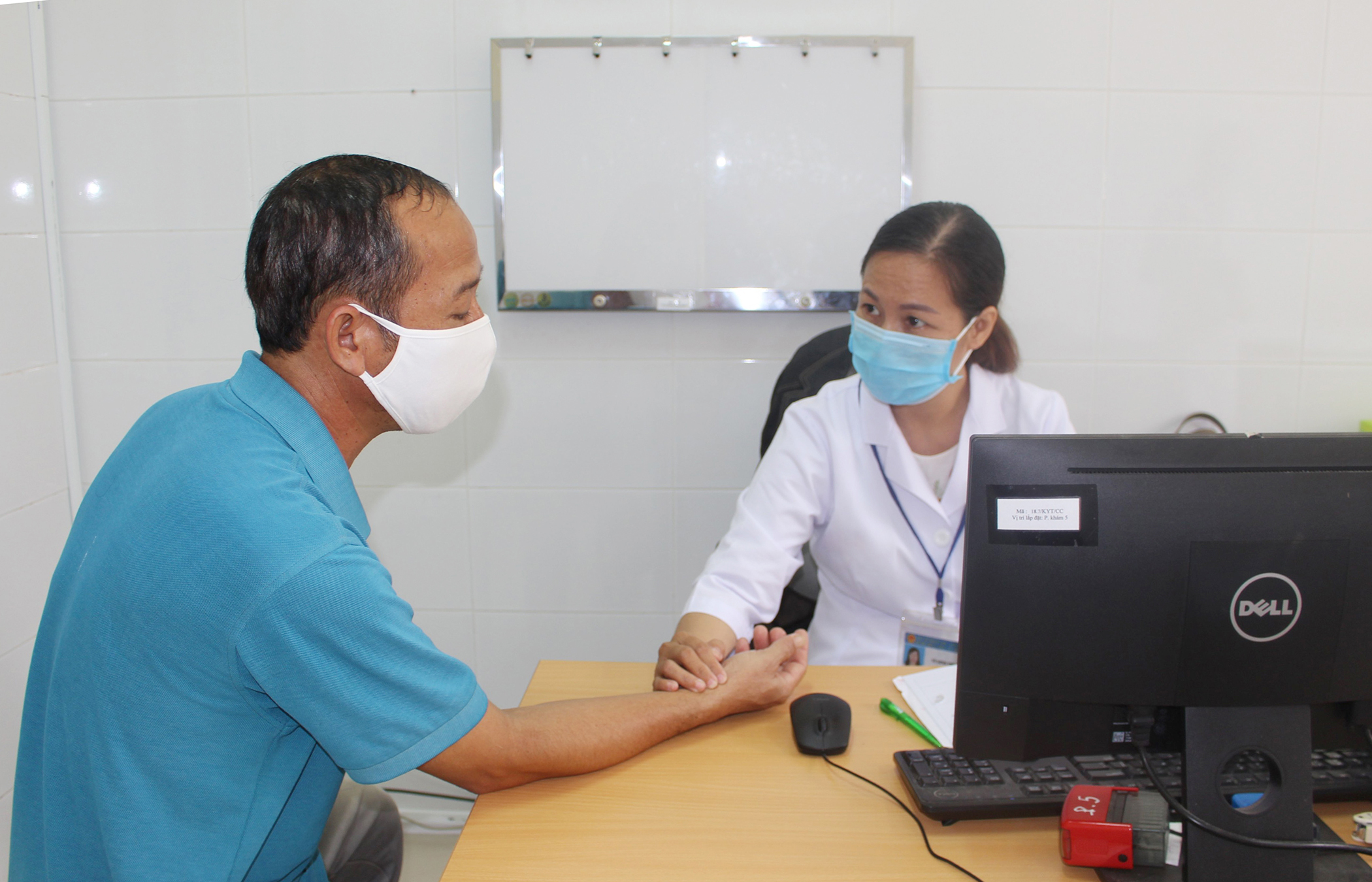 Bác sĩ Khoa Khám bệnh - Cấp cứu, Bệnh viện Y học Cổ truyền tỉnh khám bệnh cho người dân. 