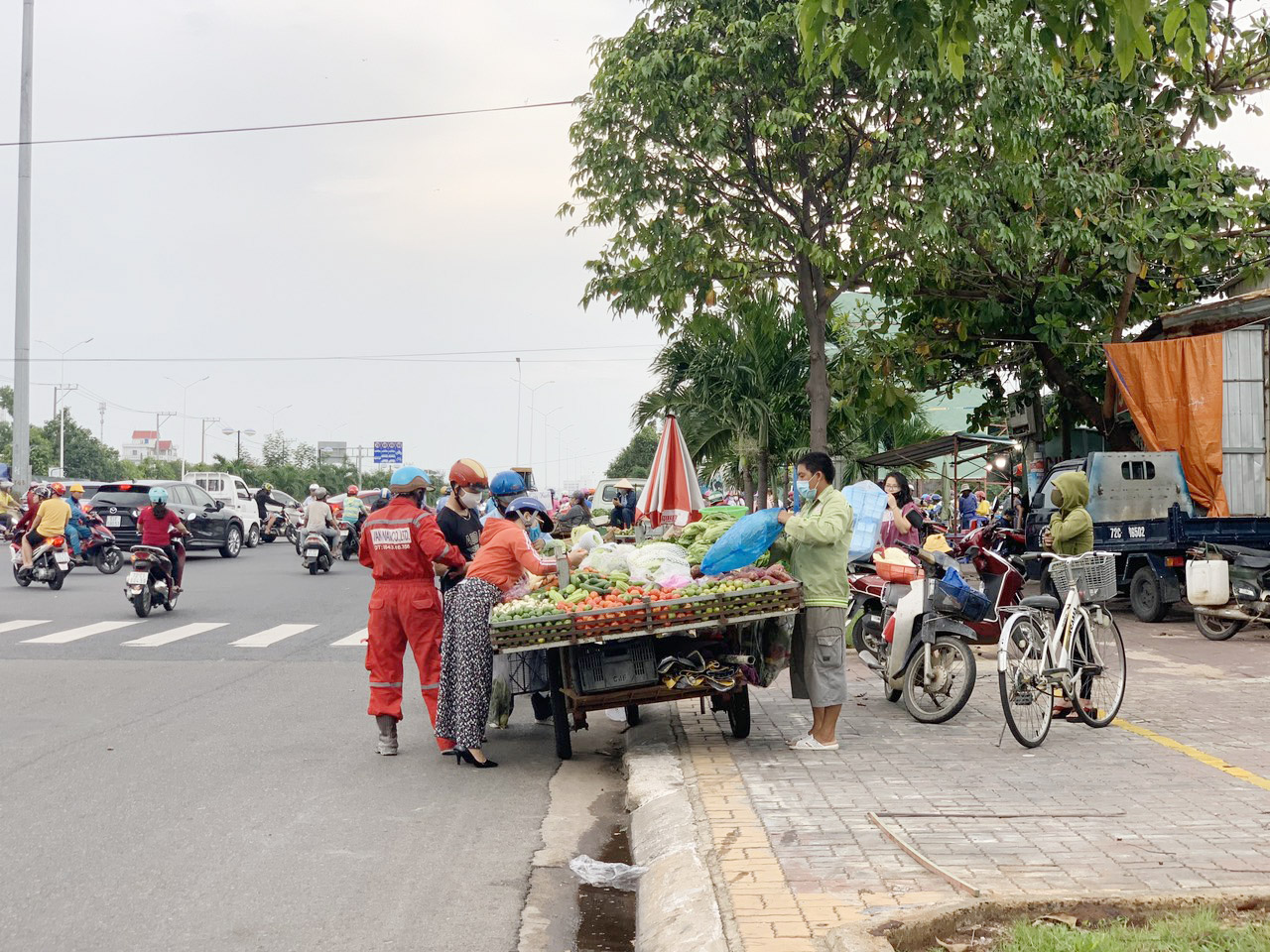 Xe tự chế bày bán rau, củ, quả lấn chiếm lòng đường, vỉa hè ở khu vực chợ tự phát khu vực vòng xoay đường Nguyễn Hữu Cảnh - Trung tâm đô thị Chí Linh (phường 10, TP.Vũng Tàu).
