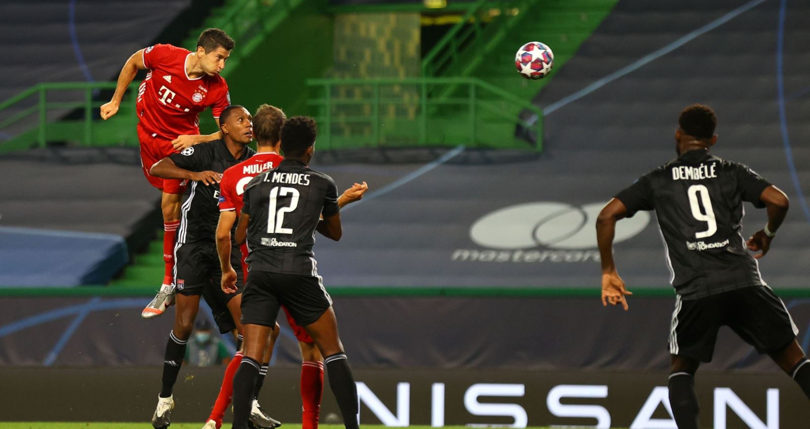 Bayern Munich giành thắng lợi trước Lyon.